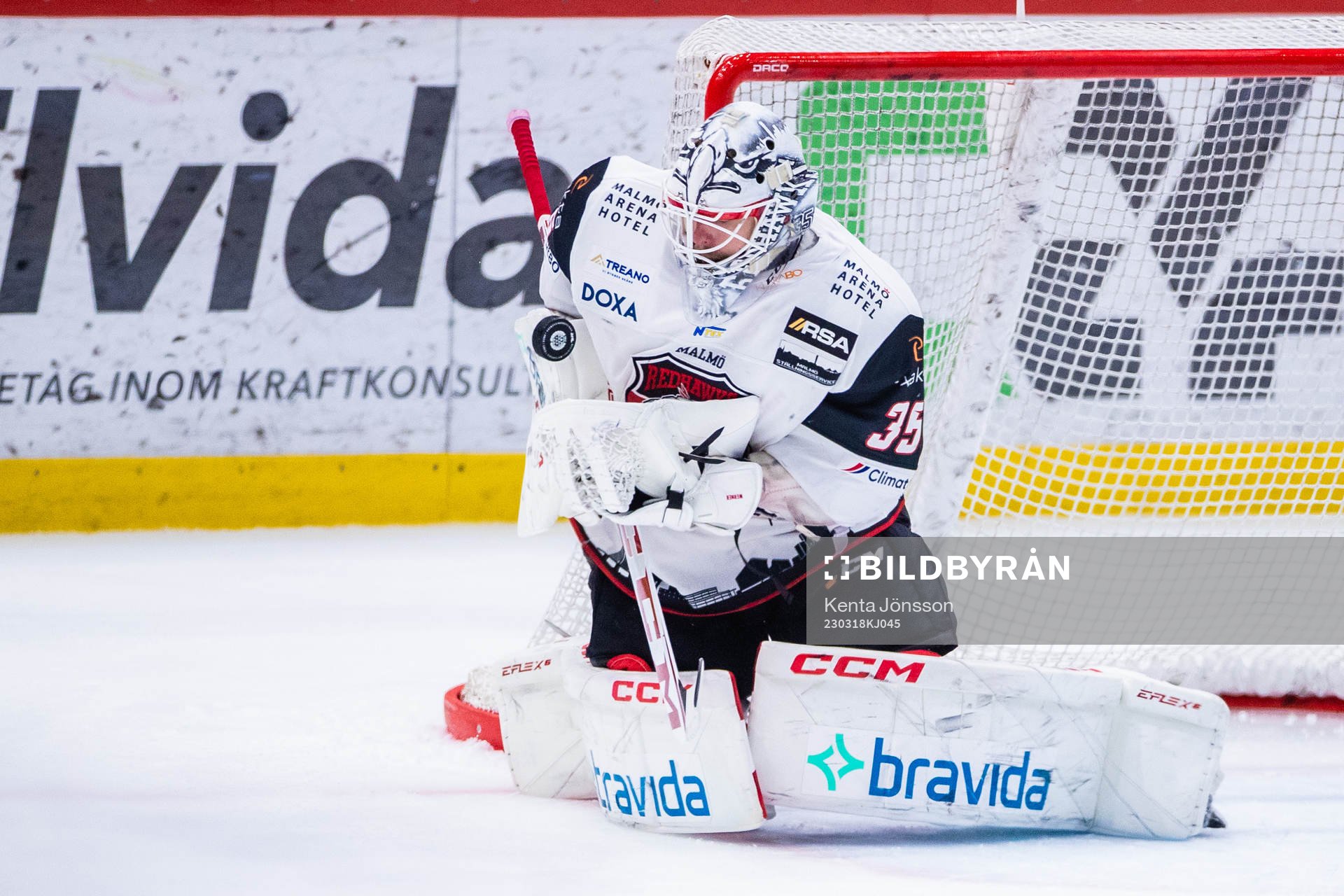 Malmö Redhakws målvakt Adam Werner med en räddning