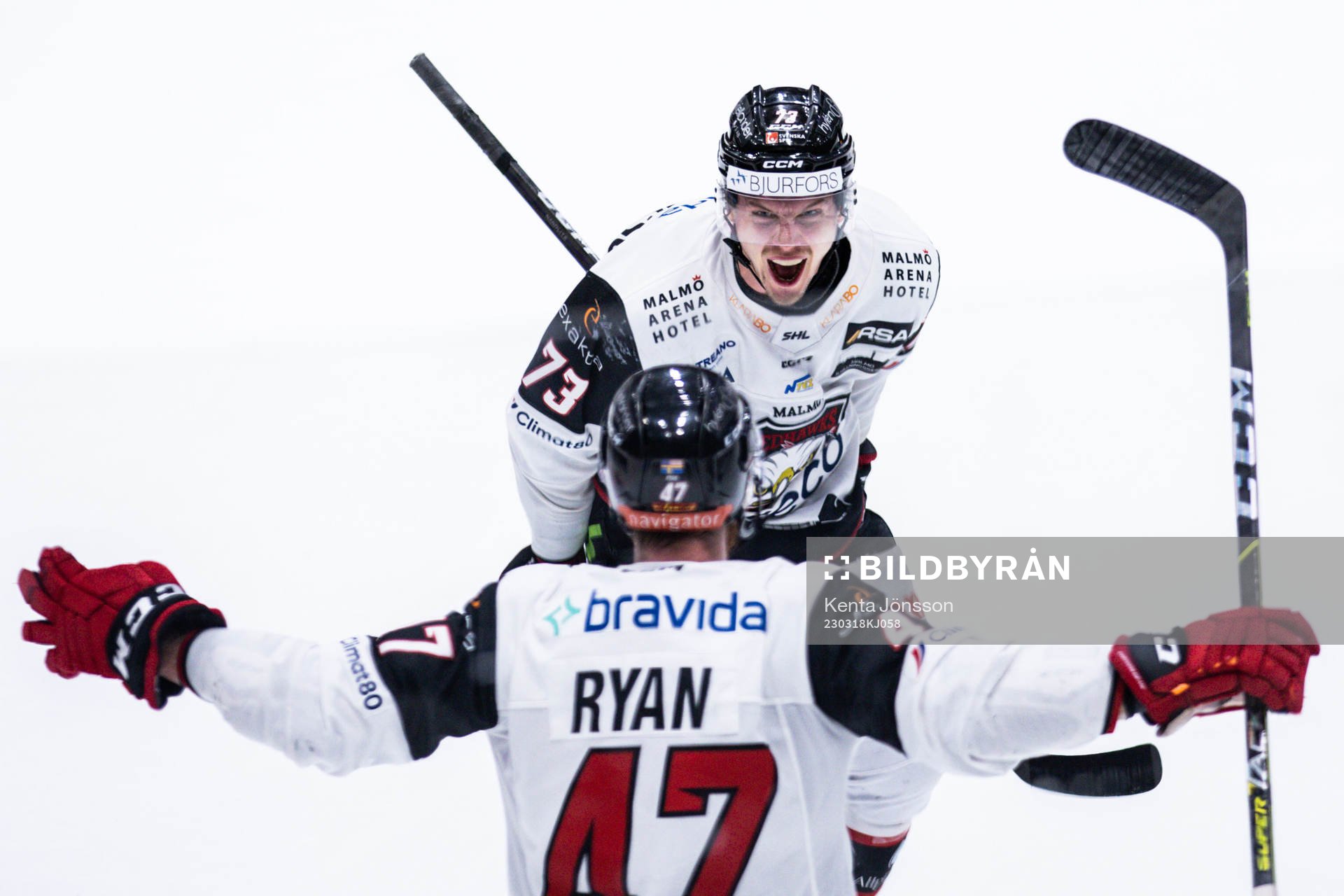 Malmö Redhawks Adam Ollas Mattsson jublar med Joakim Ryan