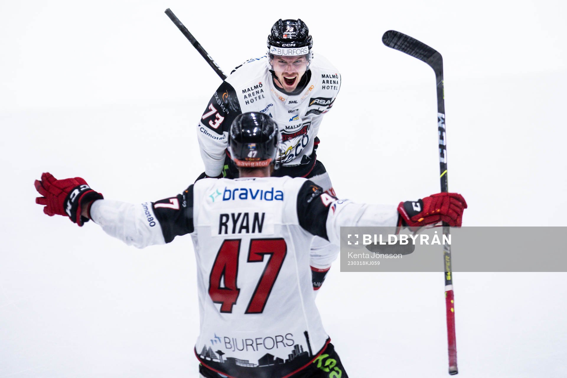 Malmö Redhawks Adam Ollas Mattsson jublar med Joakim Ryan