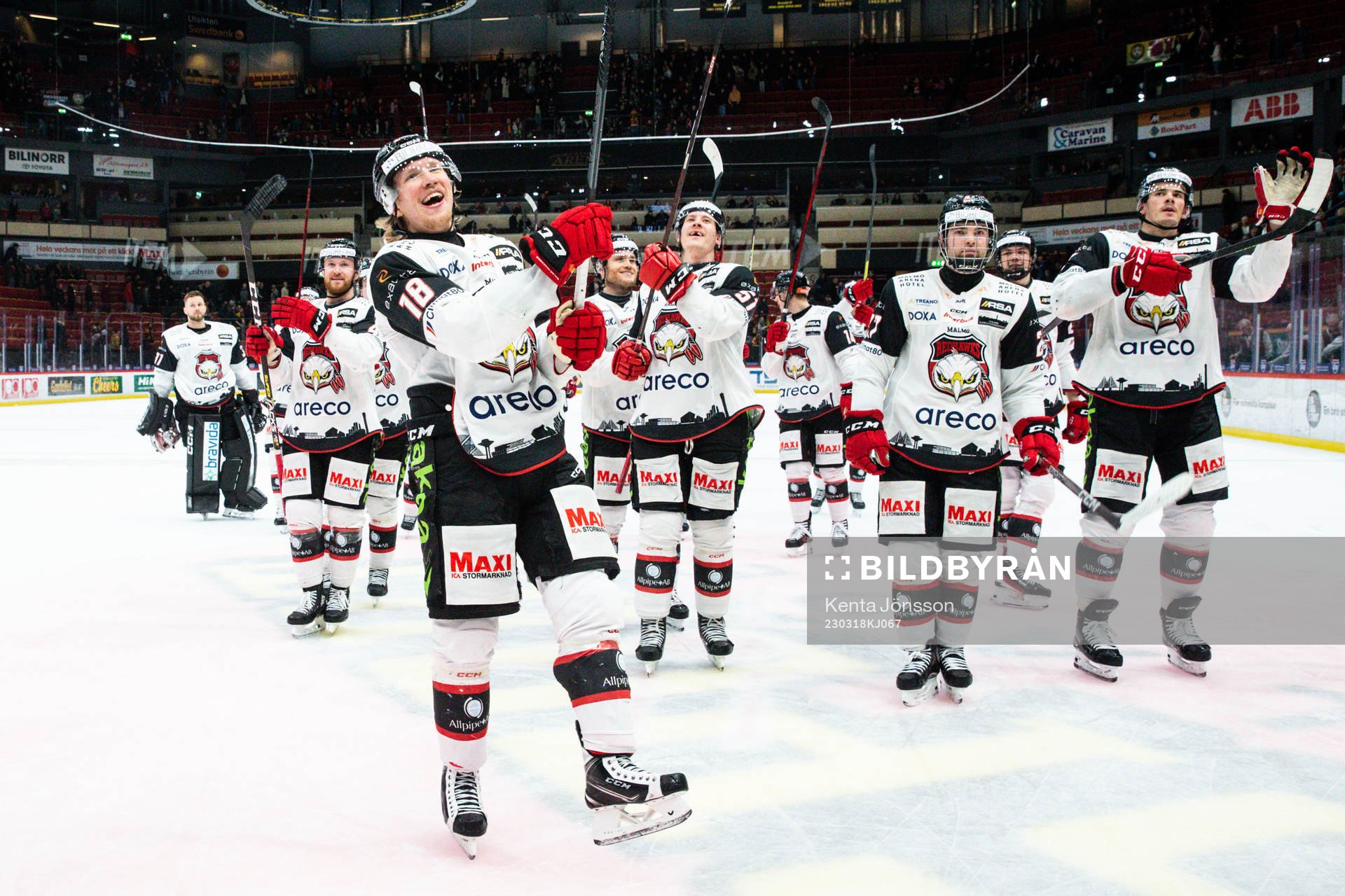 Malmö Redhawks Marcus Sylvegård jublar med lagkamrater
