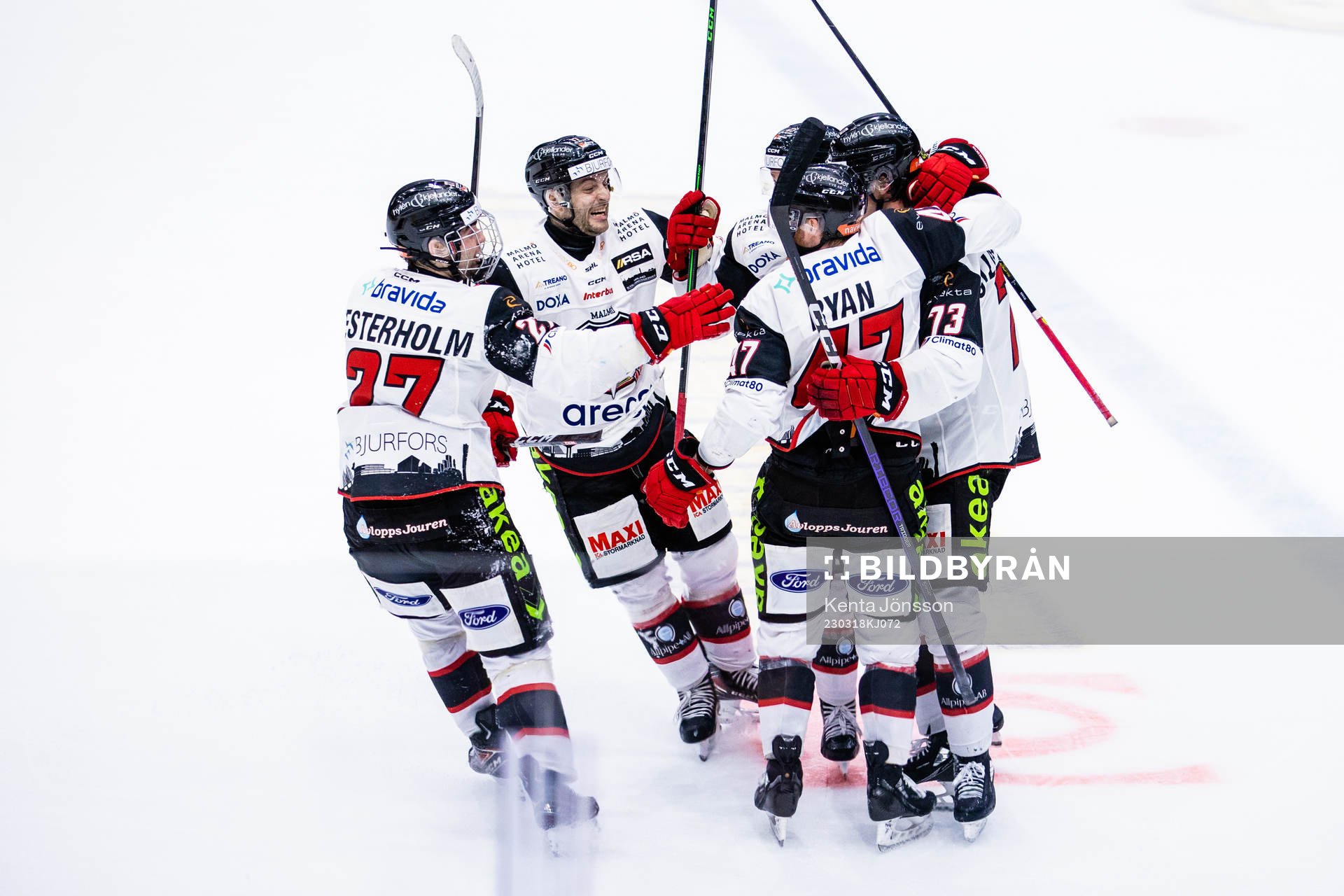 Malmö Redhakws Adam Ollas Mattsson jublar med lagkamrater