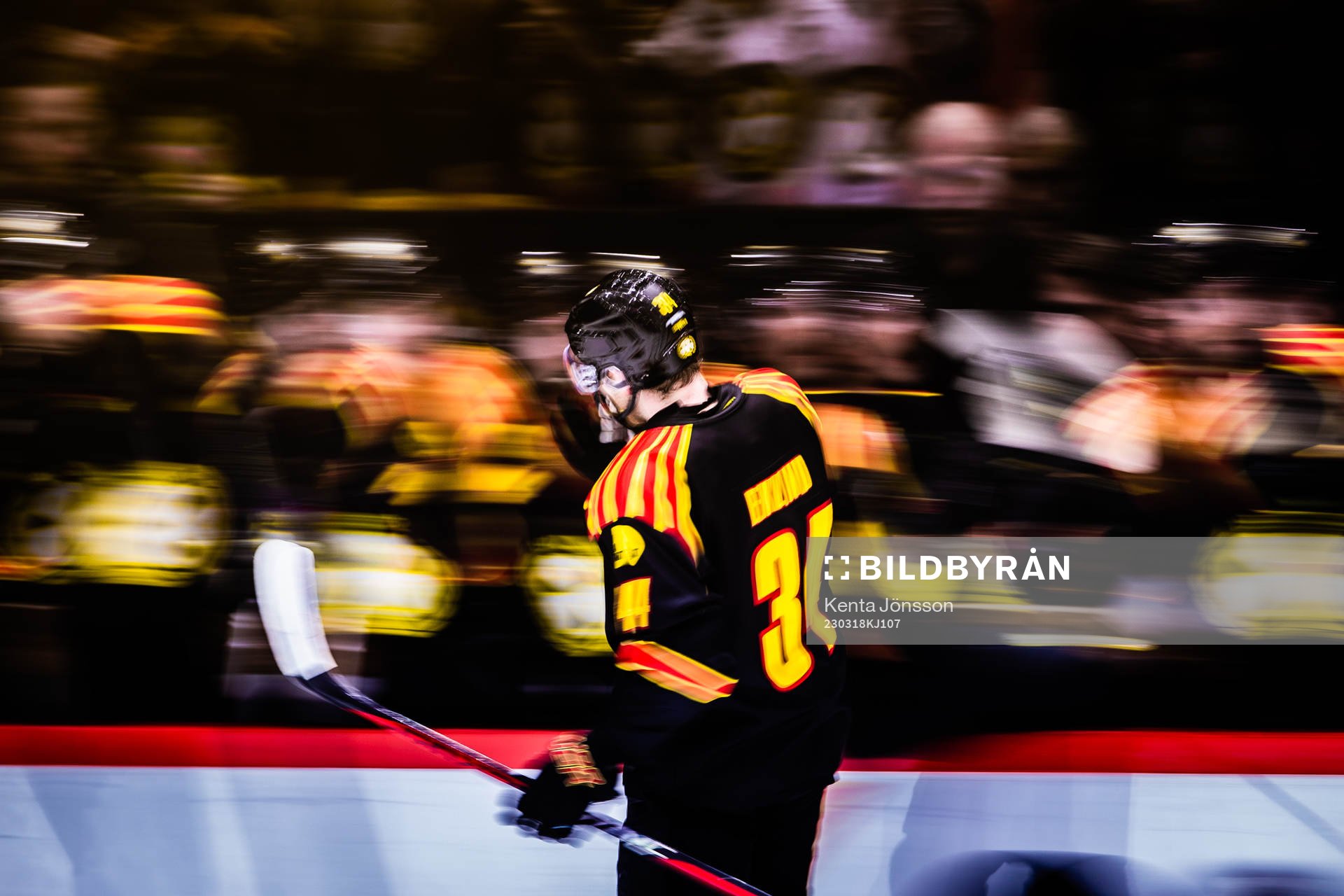 Panorering av Brynäs Oscar Eklind som jublar med