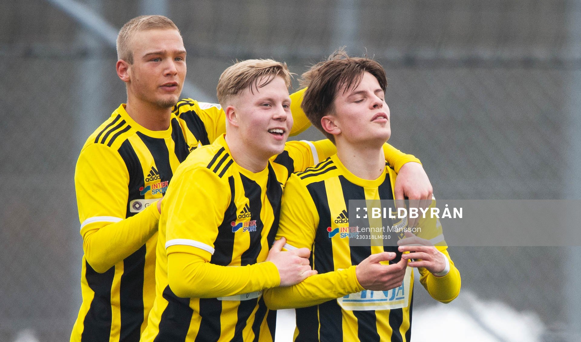 IFK Hässleholms 2-målsskytt Jussi Tikkanen grattas av