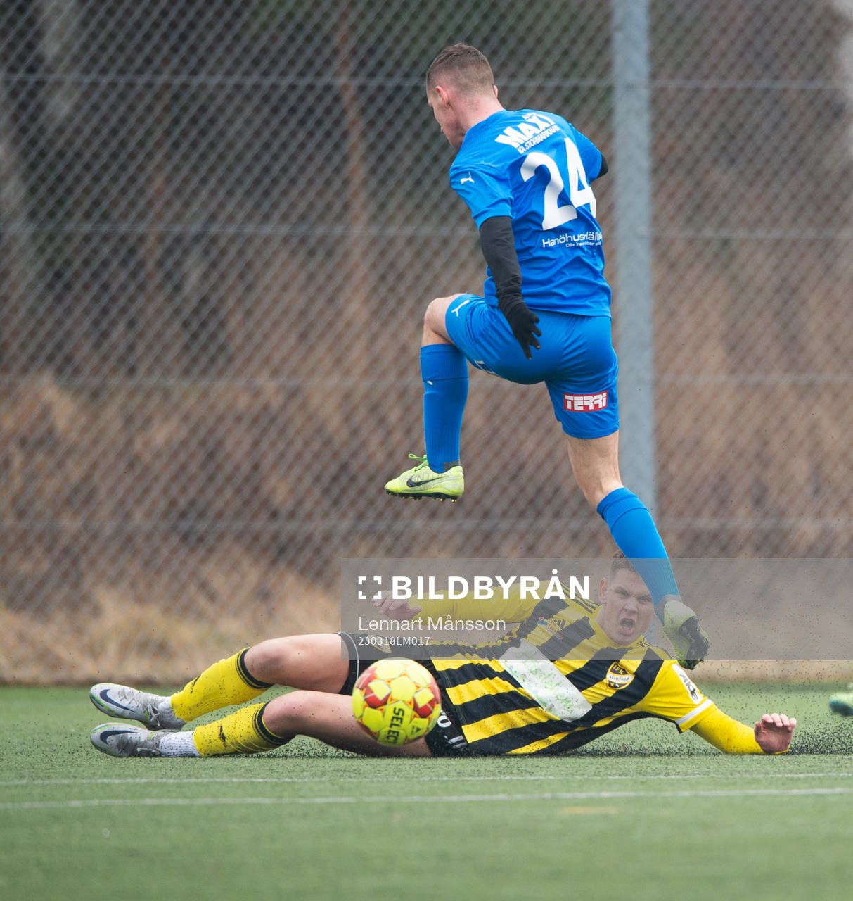  IFK Hässleholms  Viktor Ahlgren glidtacklar i träningsmatchen mellan  IFK Hässleholm och Älmhults IF i Hässleholm 18 mars 2023.