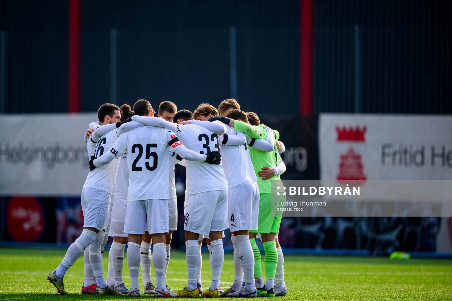 Helsingborgs spelare samlas inför träningsmatchen i fotboll mellan Helsingborg och Kalmar den 18 mars 2023 i Helsingborg. 