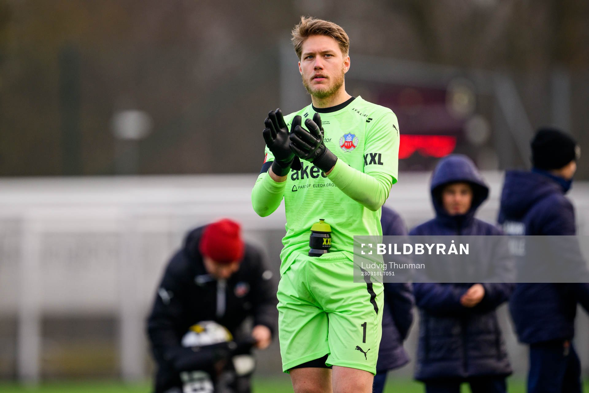 Helsingborgs målvakt Kalle Joelsson tackar publiken