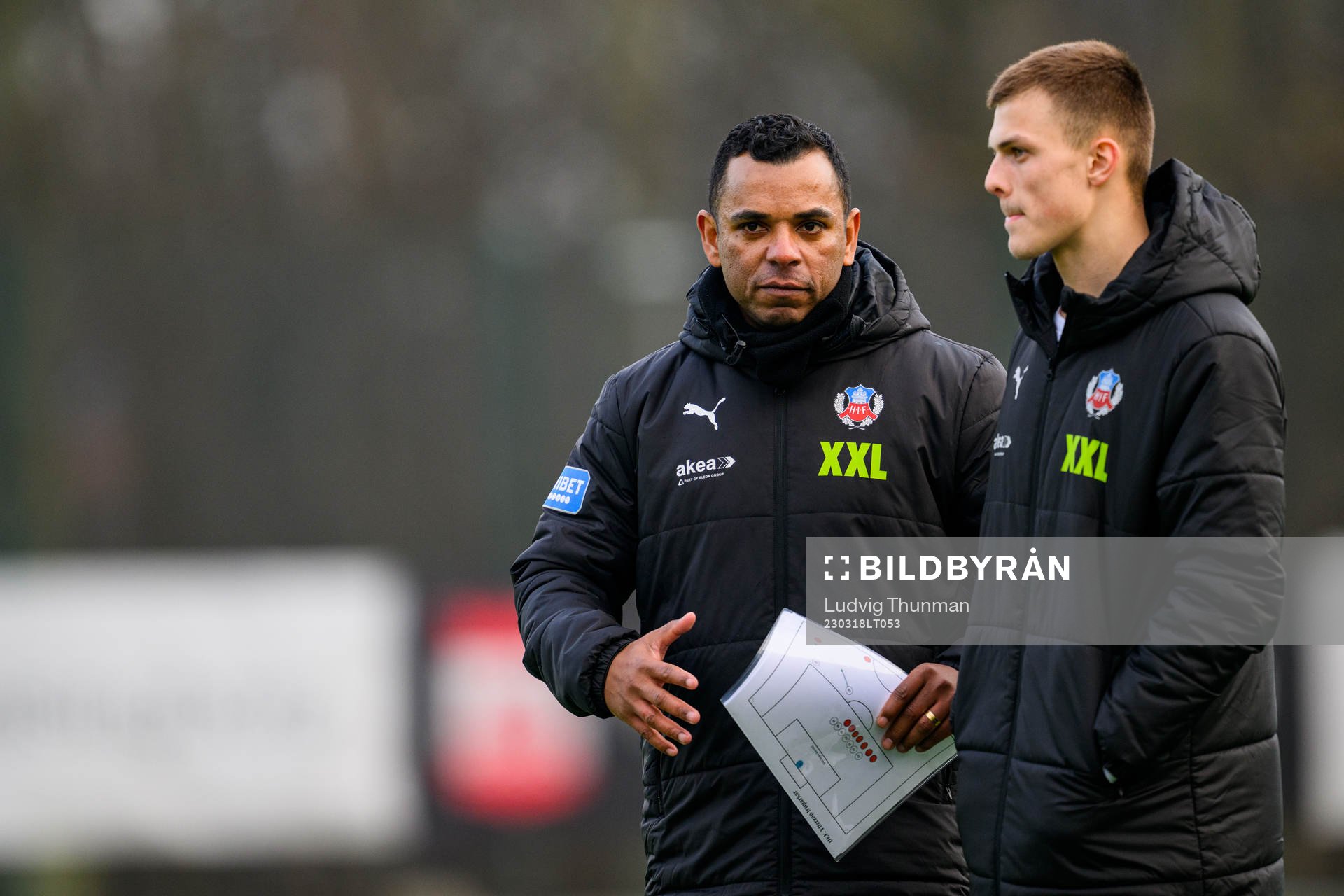 Helsingborgs tränare Alvaro Santos i samtal med Erik Ring under träningsmatchen i fotboll mellan Helsingborg och Kalmar den 18 mars 2023 i Helsingborg.