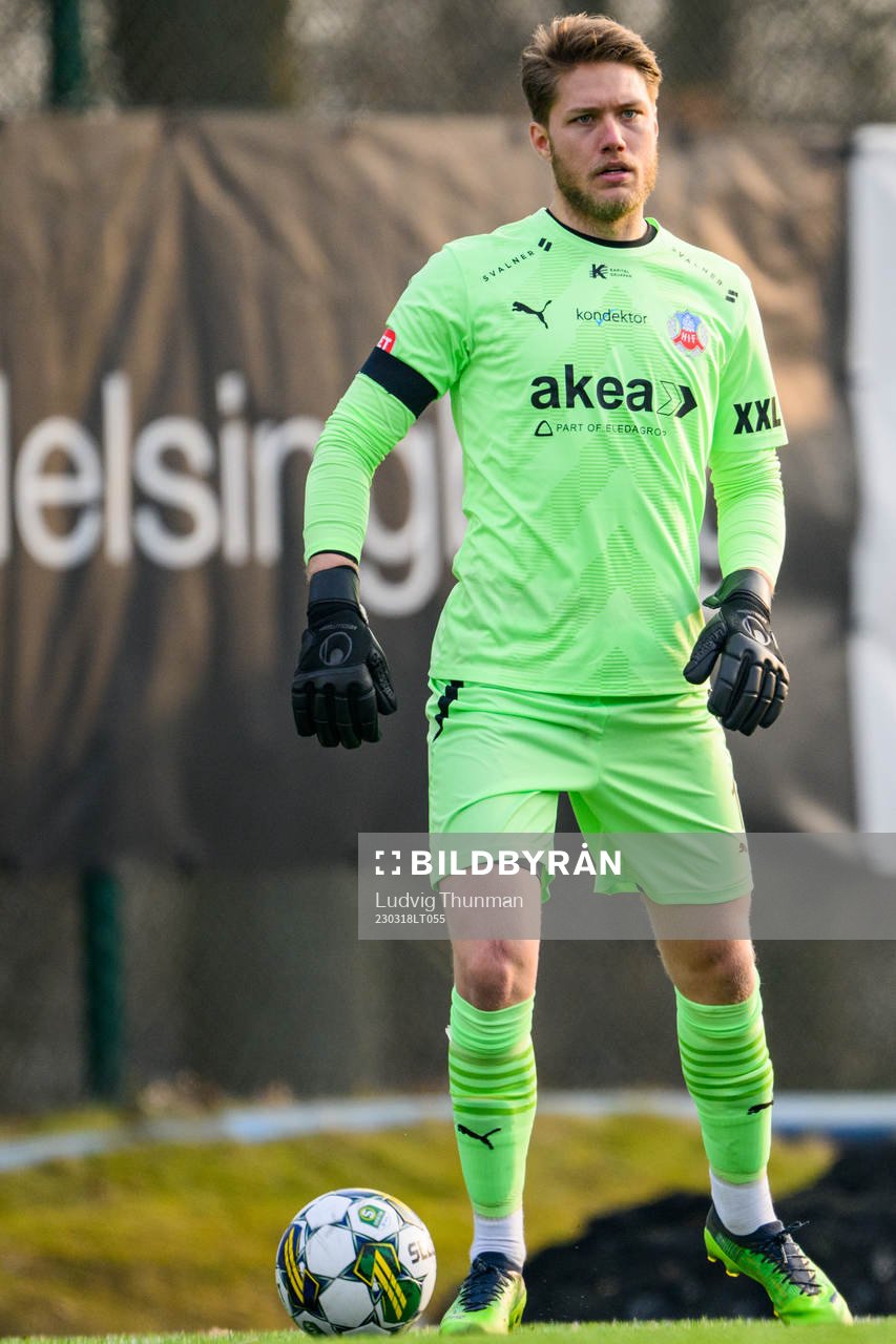 Helsingborgs målvakt Kalle Joelsson under träningsmatchen i fotboll mellan Helsingborg och Kalmar den 18 mars 2023 i Helsingborg. 