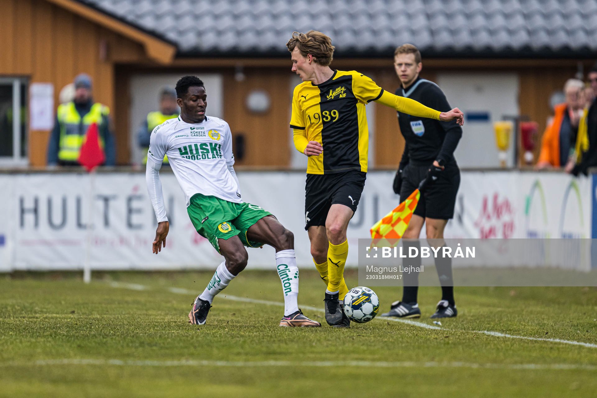 Mjällbys Alexander Johansson och Hammarbys Nathaniel Adjei