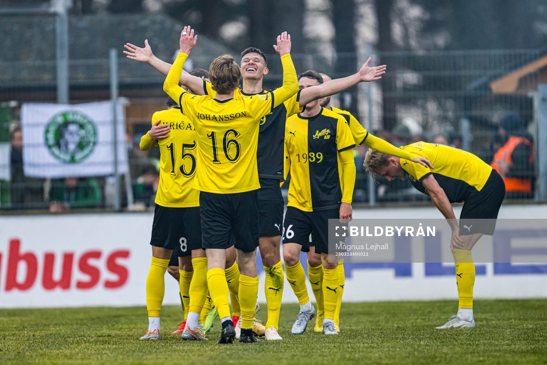 Mjällbys Alexander Johansson jublar med Arvid Brorsson efter 1-0 under semifinalen i Svenska Cupen i fotboll mellan Mjällby och Hammarby den 18 mars 2023 i Hällevik.