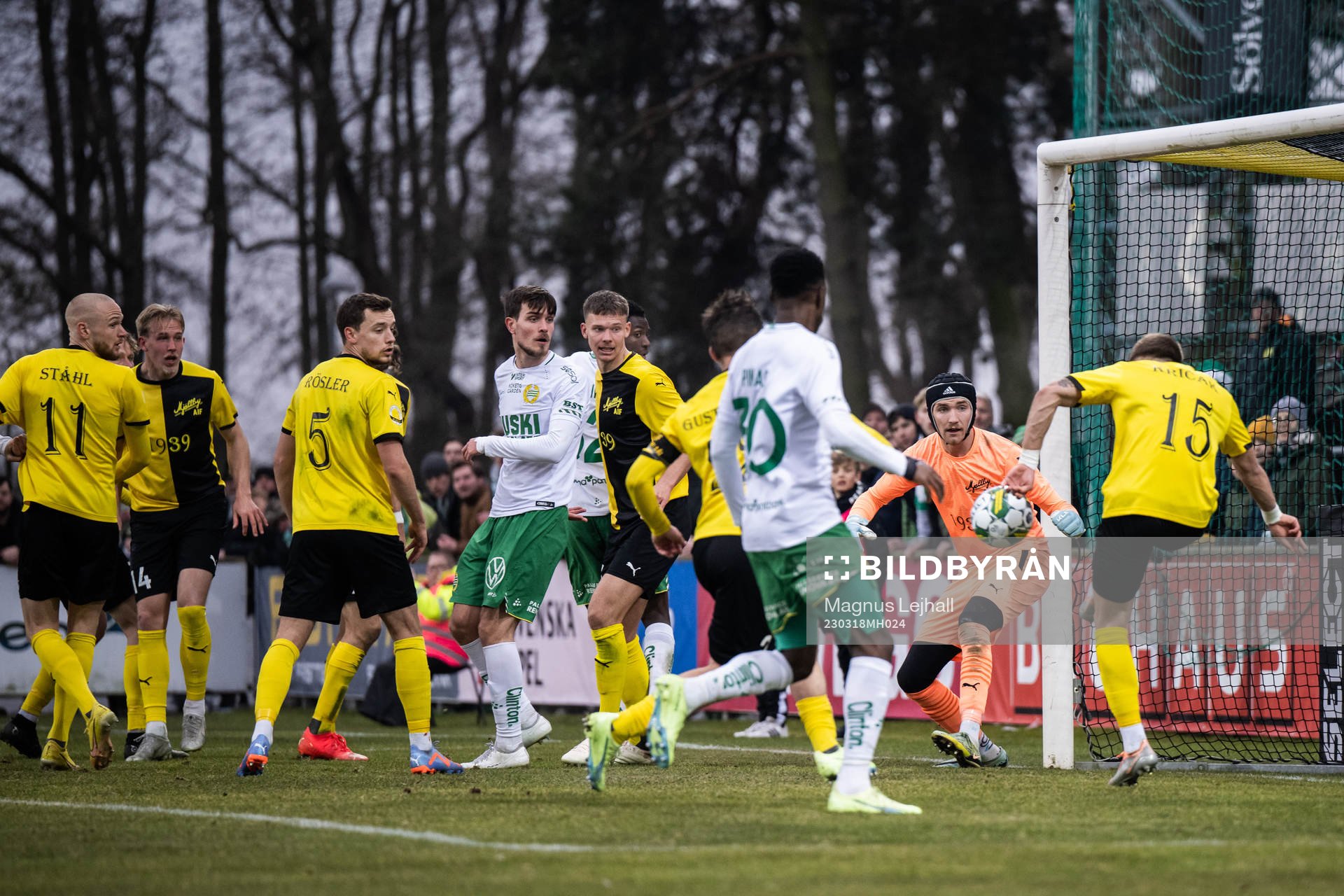 Mjällbys målvakt Noel Törnqvist under semifinalen i Svenska Cupen i fotboll mellan Mjällby och Hammarby den 18 mars 2023 i Hällevik.