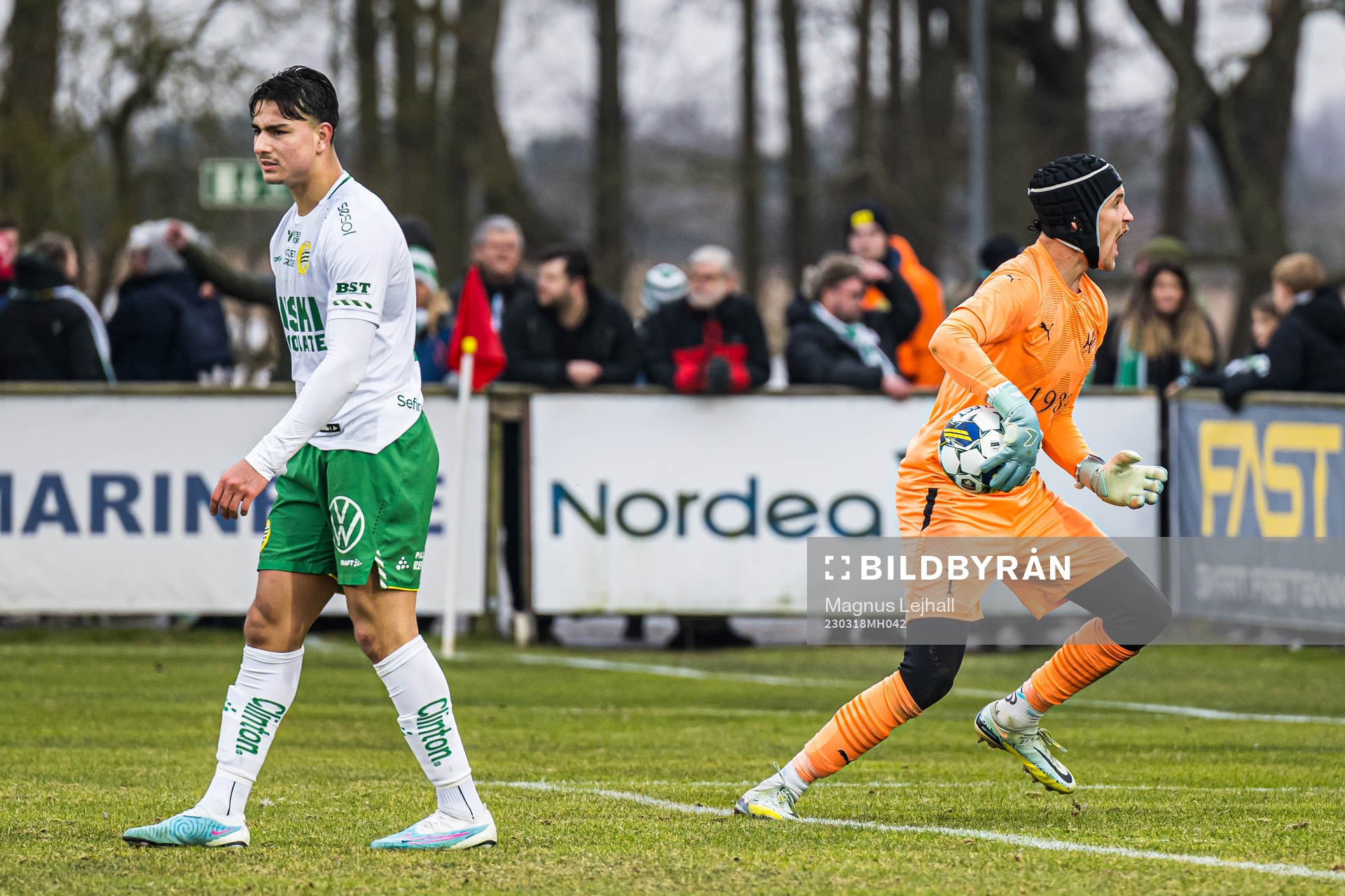 Hammarbys Jusef Erabi deppar och Mjällbys målvakt Noel