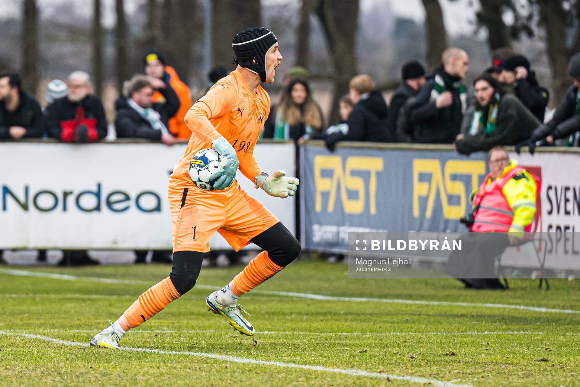 Mjällbys målvakt Noel Törnqvist jublar vid slutsignal under semifinalen i Svenska Cupen i fotboll mellan Mjällby och Hammarby den 18 mars 2023 i Hällevik.