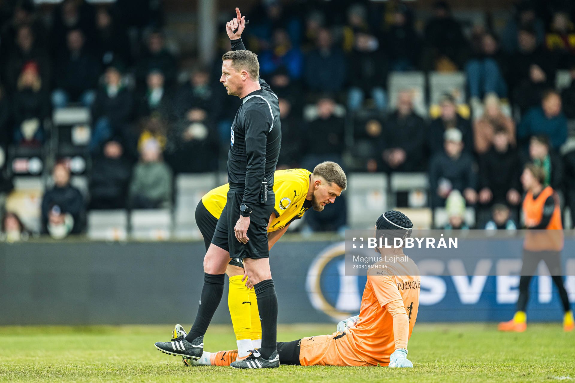 Mjällbys Ivan Kricak och målvakt Noel Törnqvist som har ont, Domare Andreas Ekberg under semifinalen i Svenska Cupen i fotboll mellan Mjällby och Hammarby den 18 mars 2023 i Hällevik.