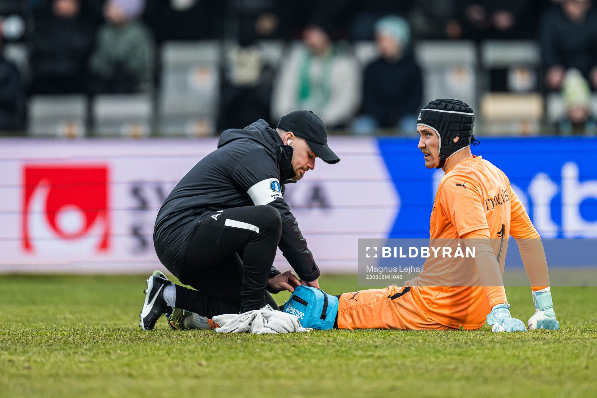 Mjällbys målvakt Noel Törnqvist har ont under semifinalen i Svenska Cupen i fotboll mellan Mjällby och Hammarby den 18 mars 2023 i Hällevik.