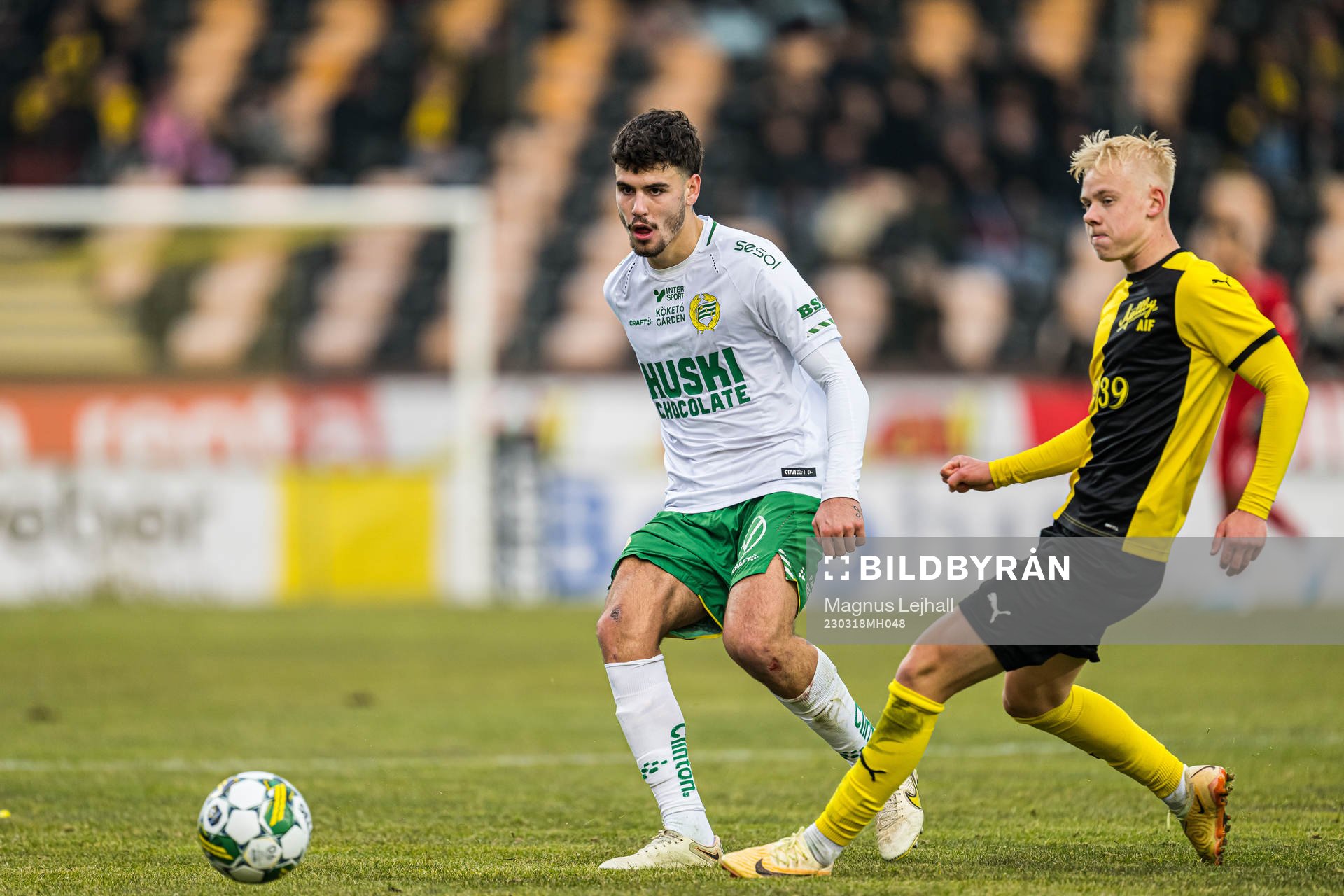 Hammarbys Edvin Kurtulus och Mjällbys Otto Rosengren under semifinalen i Svenska Cupen i fotboll mellan Mjällby och Hammarby den 18 mars 2023 i Hällevik.