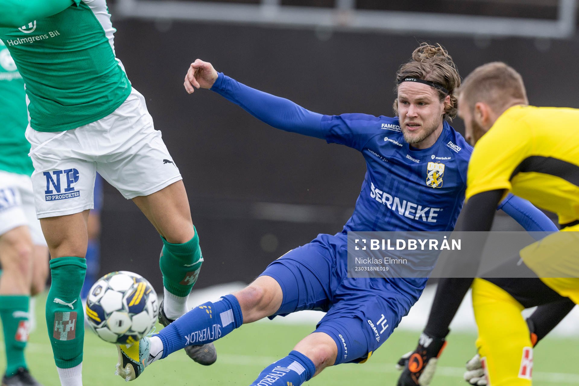 Jönköpings Adam Ben Lamin och IFK Göteborgs Gustaf Norlin under fotbollsmatchen i träningsmatchen mellan IFK Göteborg och Jönköpings Södra den 18 mars 2023 i Göteborg. 