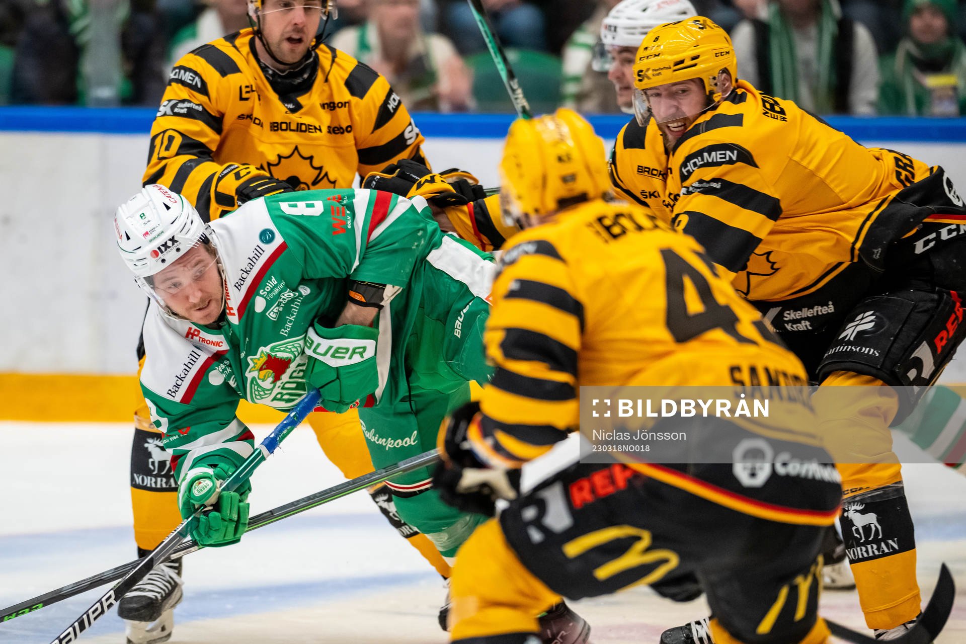 Rögles Linus Sandin kamp med Skellefteås Petter Granberg