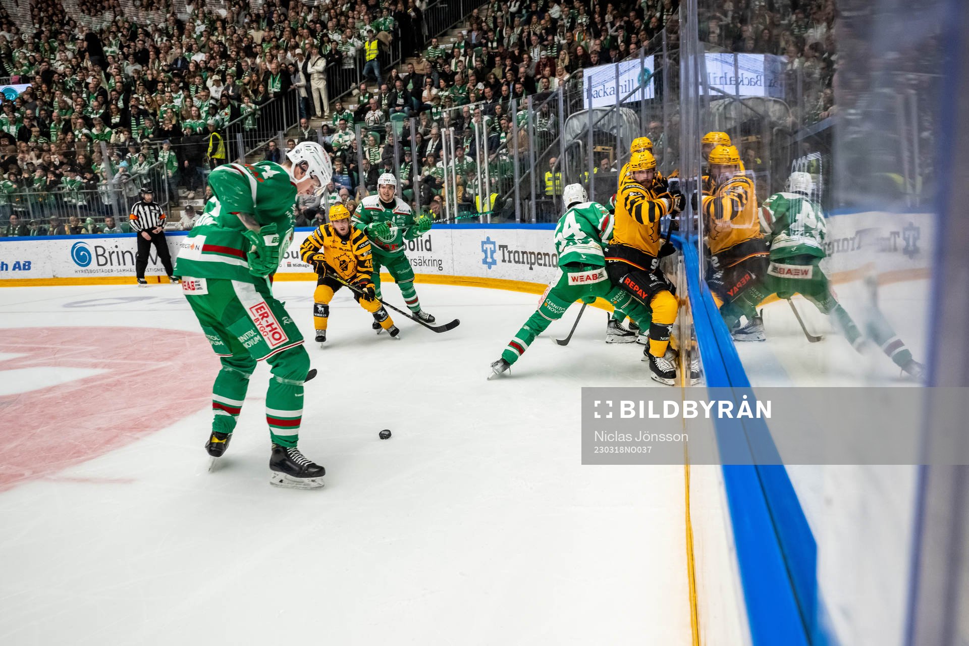 Rögles William Wallinder  och Skellefteås Tom Kühnhackl