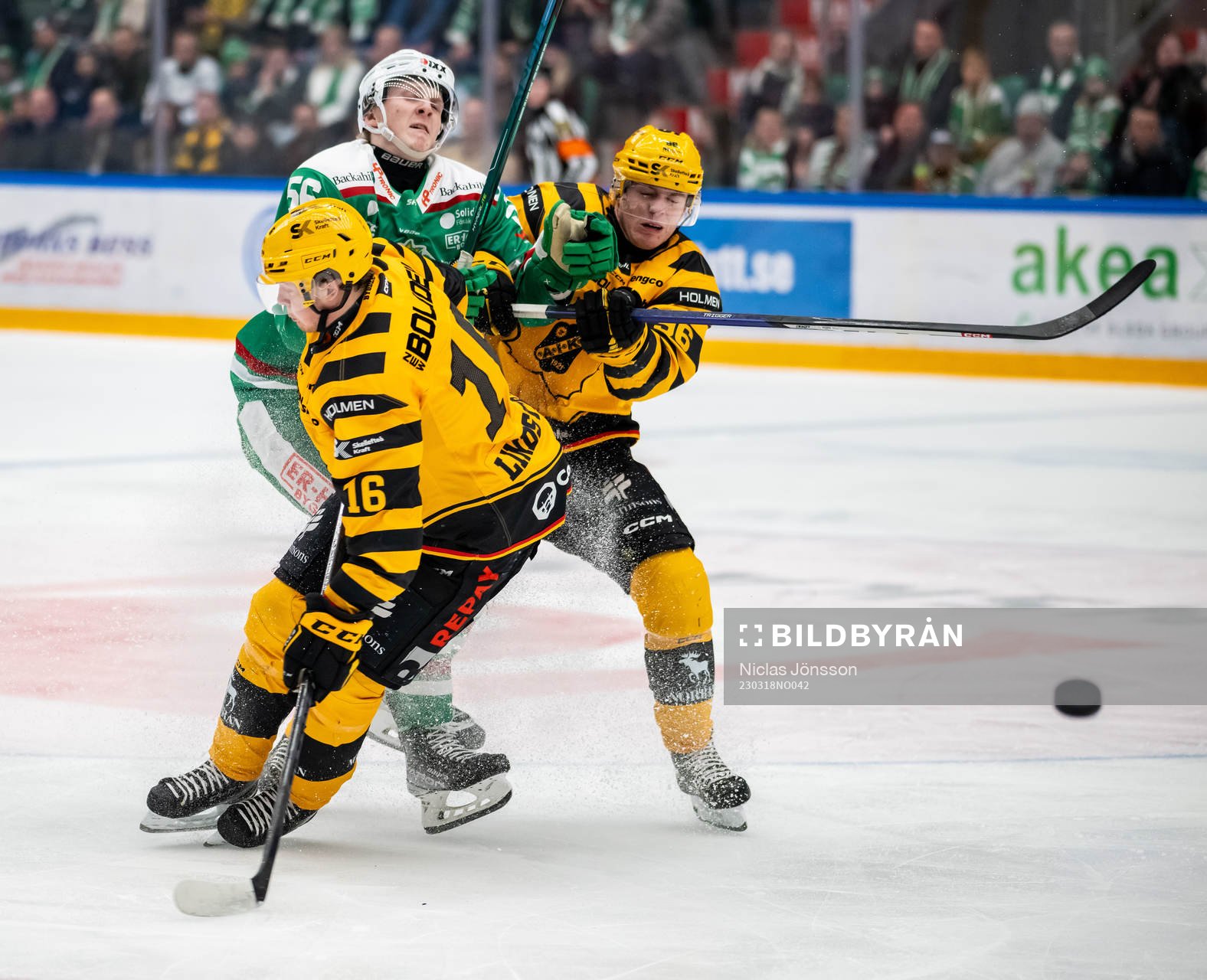 Skellefteås Linus Lindström  och Rickard Hugg  ikamp med