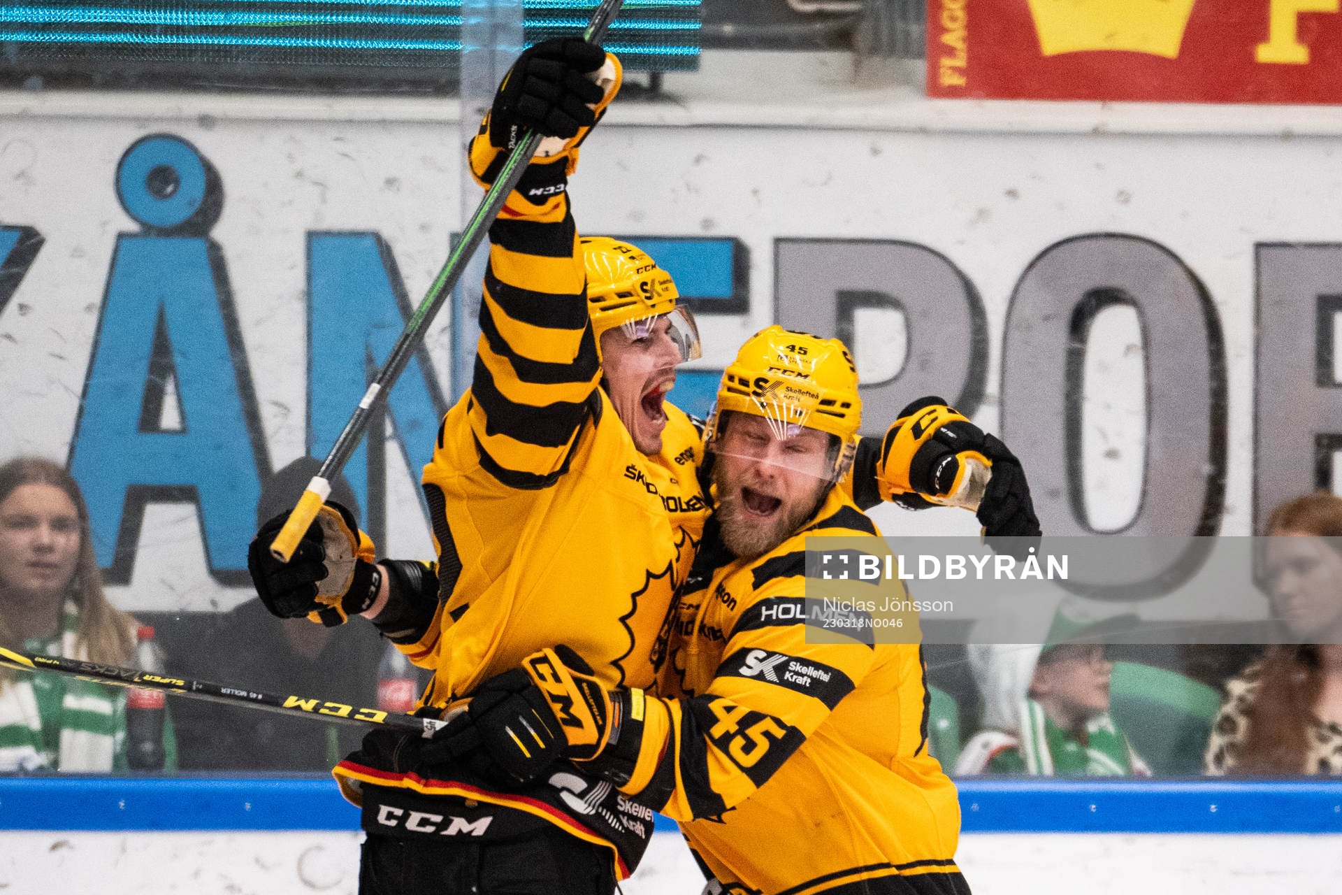Skellefteås Jonathan Johnsson och Oscar Möller jublar