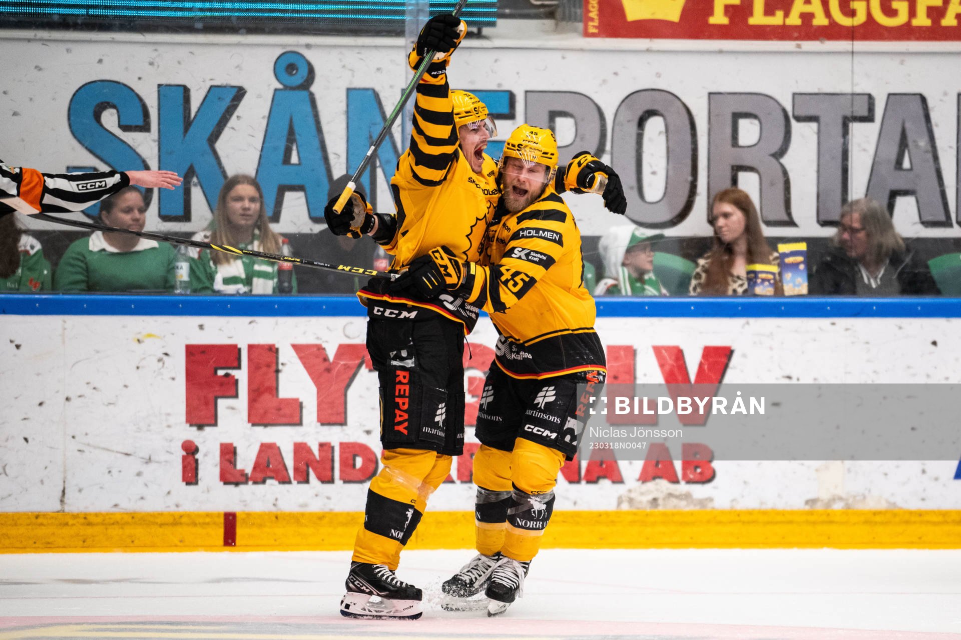Skellefteås Jonathan Johnsson och Oscar Möller jublar