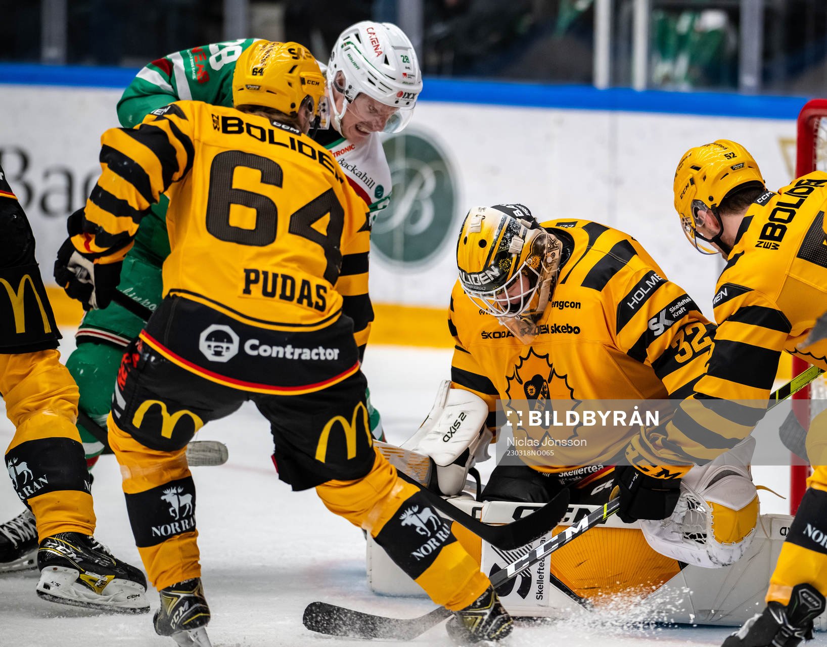Rögles Anton Bengtsson  framför Skellefteås målvakt