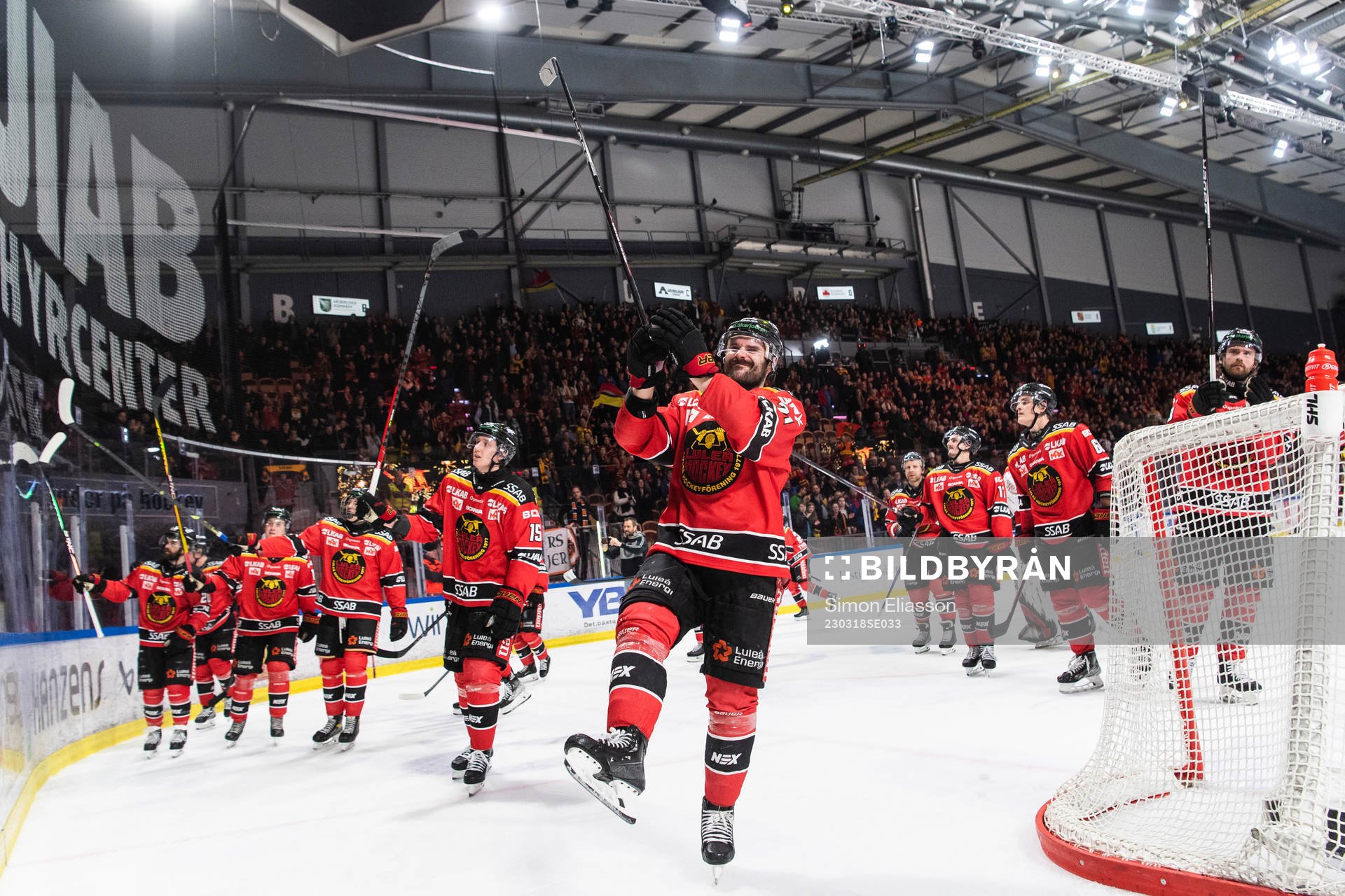 Luleås Linus Fröberg jublar med lagkamrater