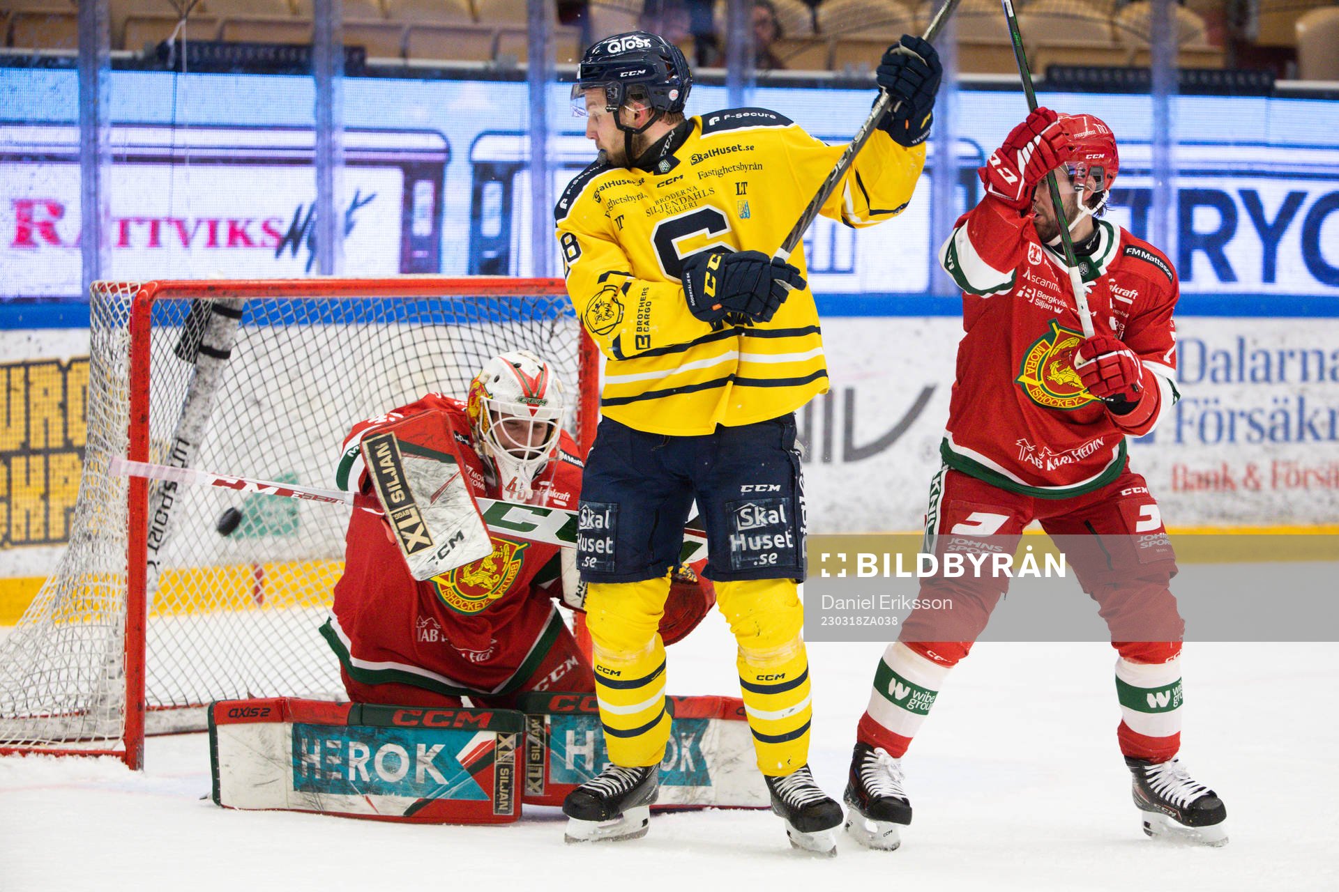 Södertäljes Emil Alba mot Moras målvakt Andreas