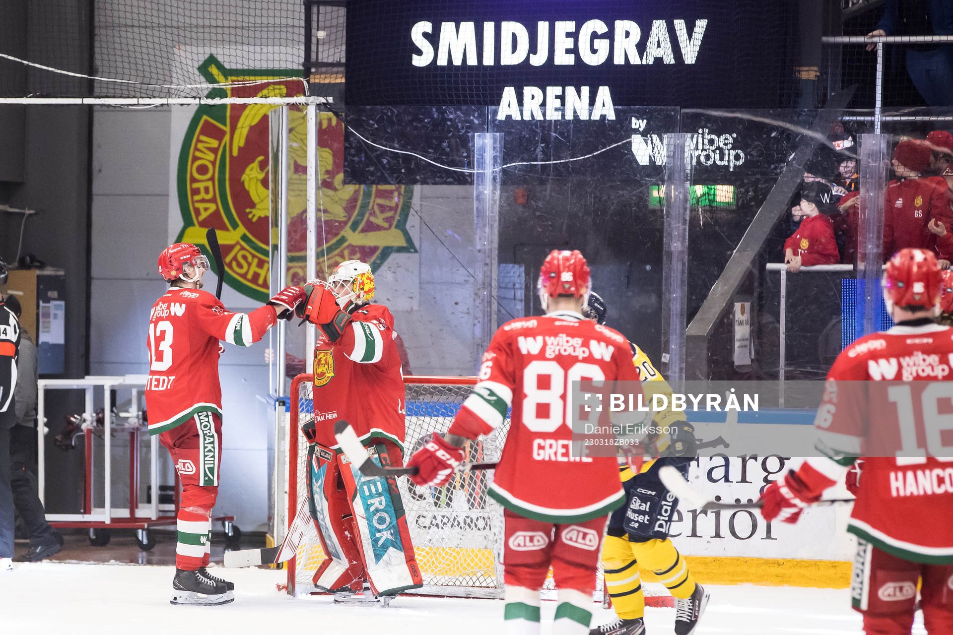 Moras Fabian Ilestedt och målvakt Andreas Ljunggren jublar
