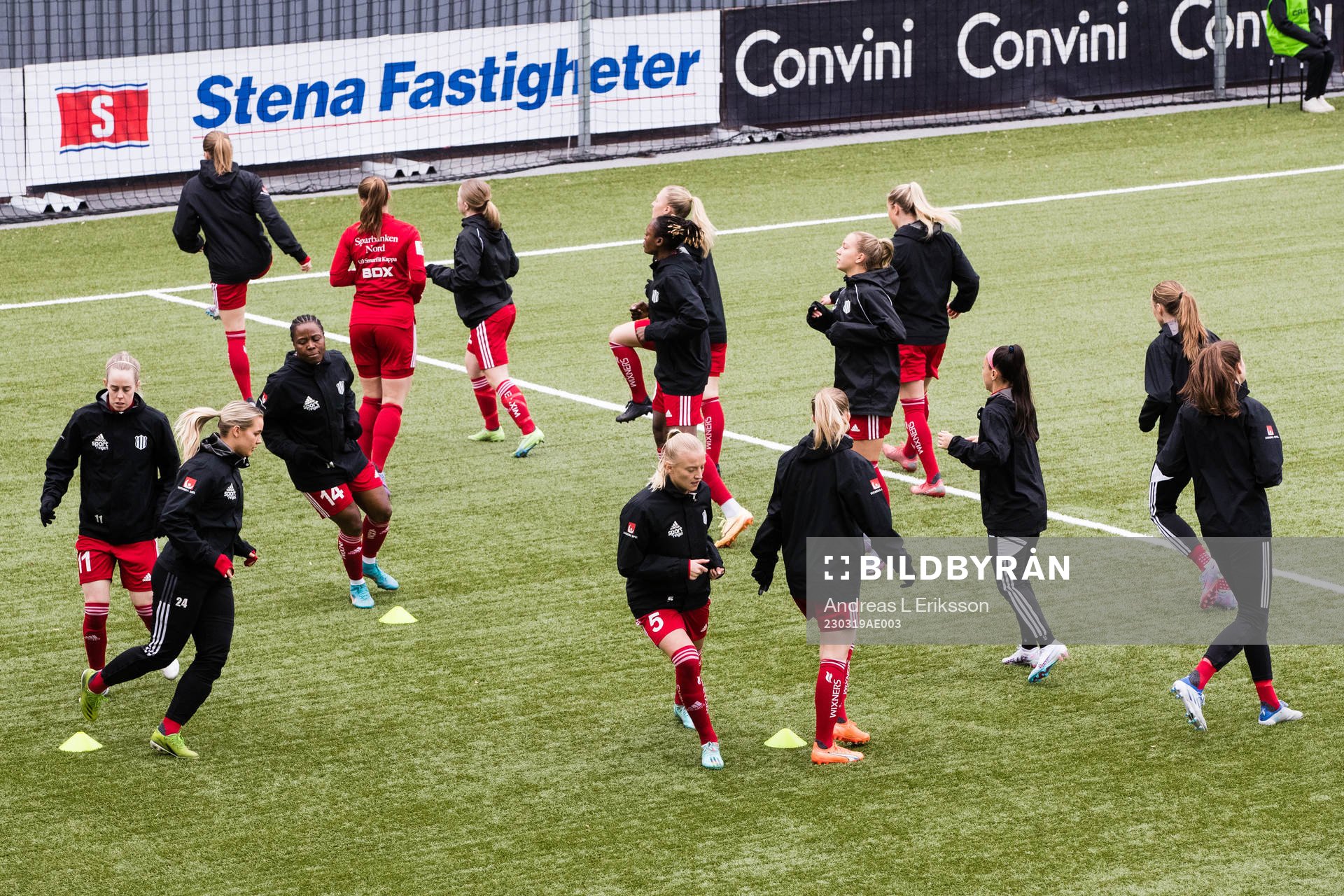 Piteås spelare värmer upp inför semifinalen i Svenska Cupen mellan Hammarby och Piteå den 19 mars 2023 i Stockholm. 