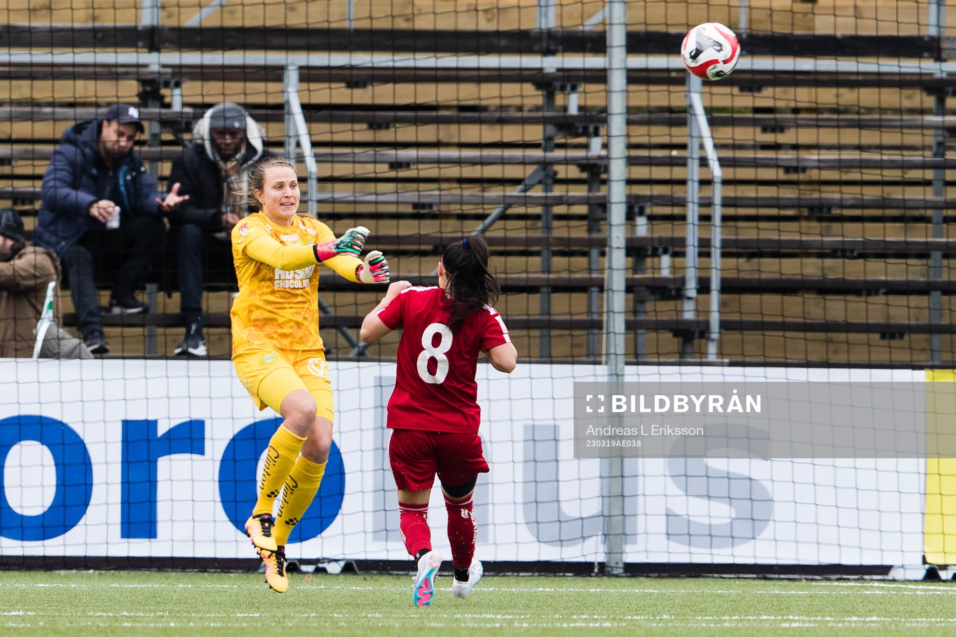 Hammarbys målvakt Anna Tamminen och Piteås Katrina Guillou