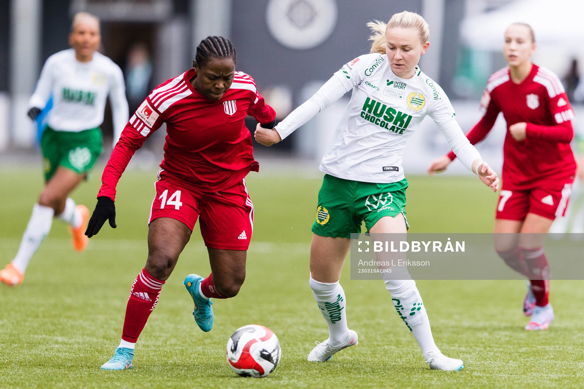 Piteås Faith Ikidi Michael och Hammarbys Matilda Vinberg under semifinalen i Svenska Cupen mellan Hammarby och Piteå den 19 mars 2023 i Stockholm.