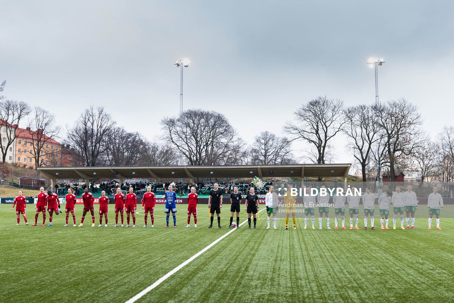 Piteås spelare, domarteamet och Hammarbys spelare ställer