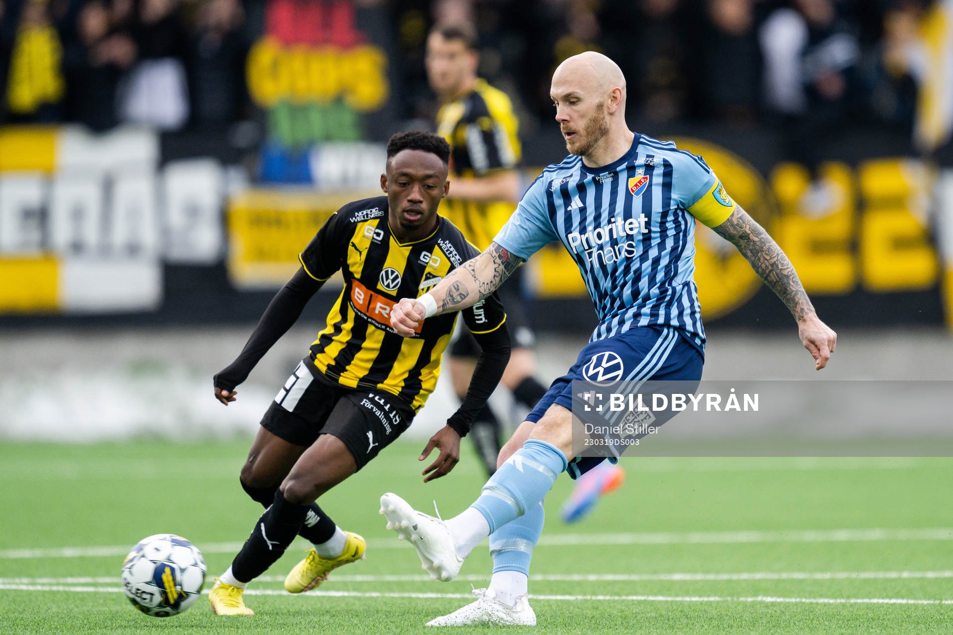Häckens Benie Adama Traore och Djurgårdens Magnus Eriksson
