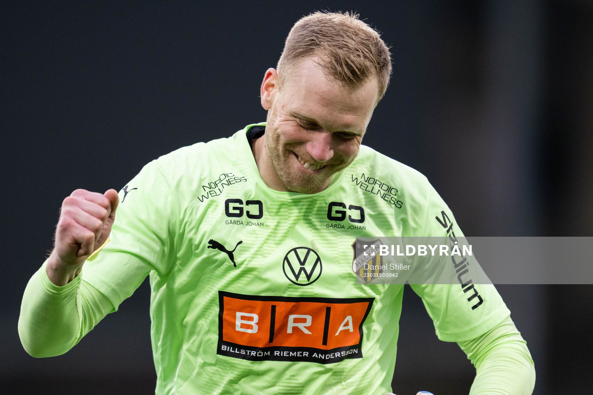 Häckens målvakt Peter Abrahamsson jublar