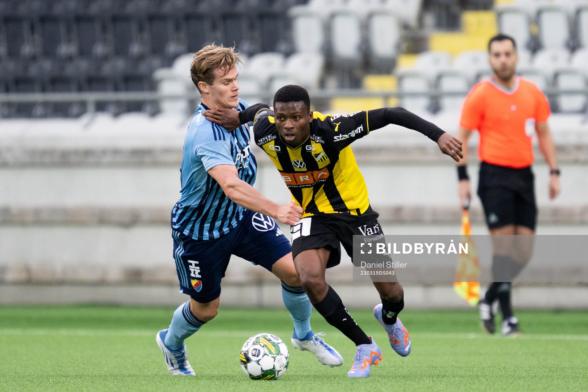 Djurgårdens Hampus Finndell och Häckens Akoua Romeo Amane