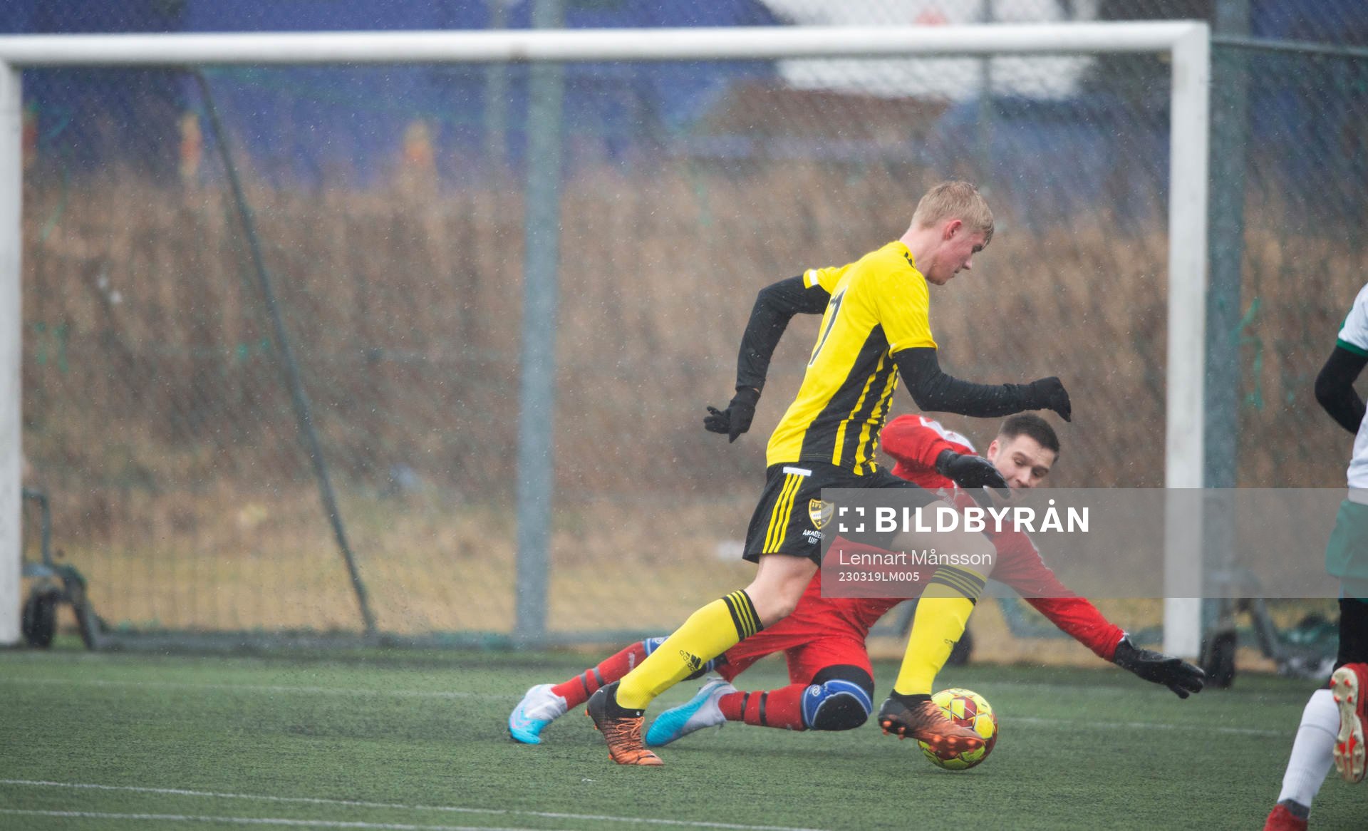 IFK Hässleholms Linus Roslund rundar målvakten och gör ett av målet i matchen som slutade 27-0 i matchen i DM för pojkar U17 mellan IFK Hässleholm och Klippans Förenade FF i Hässleholm 19 mars 2023.