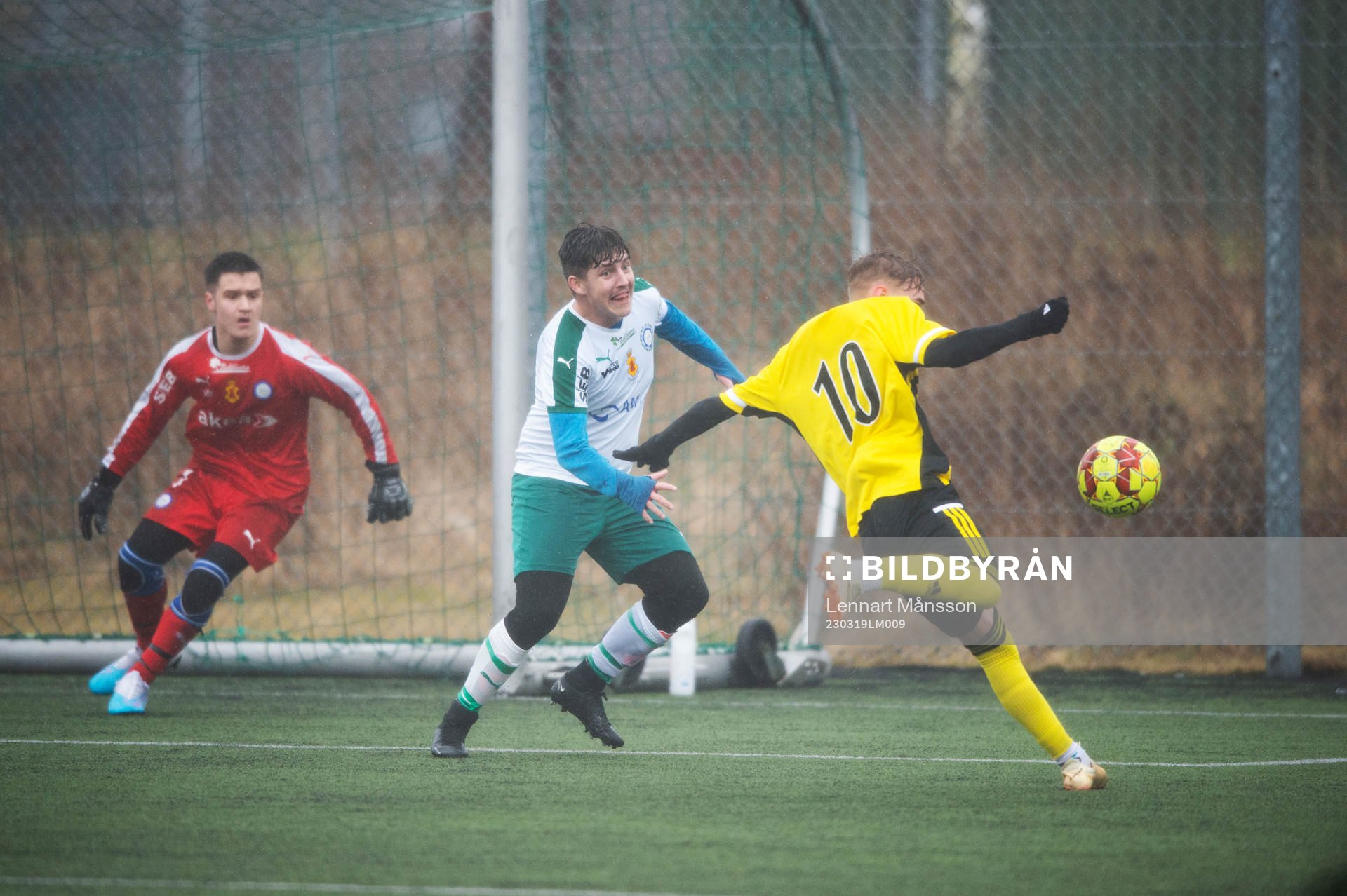 IFK Hässleholms  Amir Ramanovski volleyskjuter i matchen i