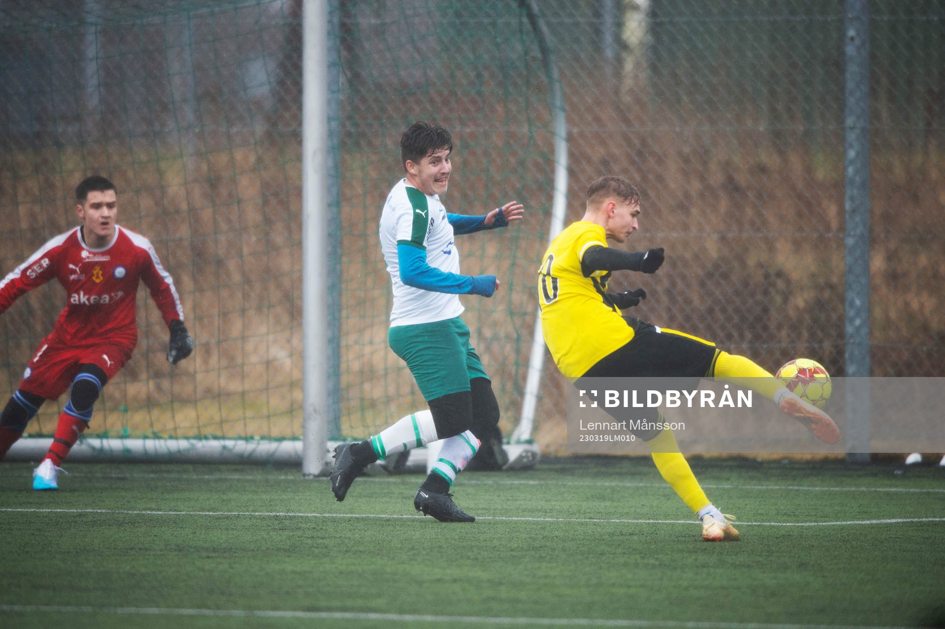 IFK Hässleholms  Amir Ramanovski skjuter på volley i