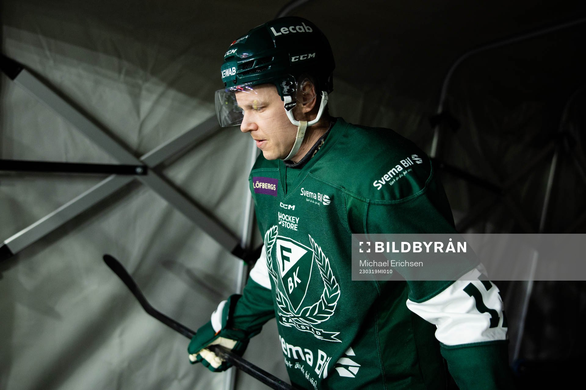 Färjestads Daniel Viksten på väg ut för värmning innan