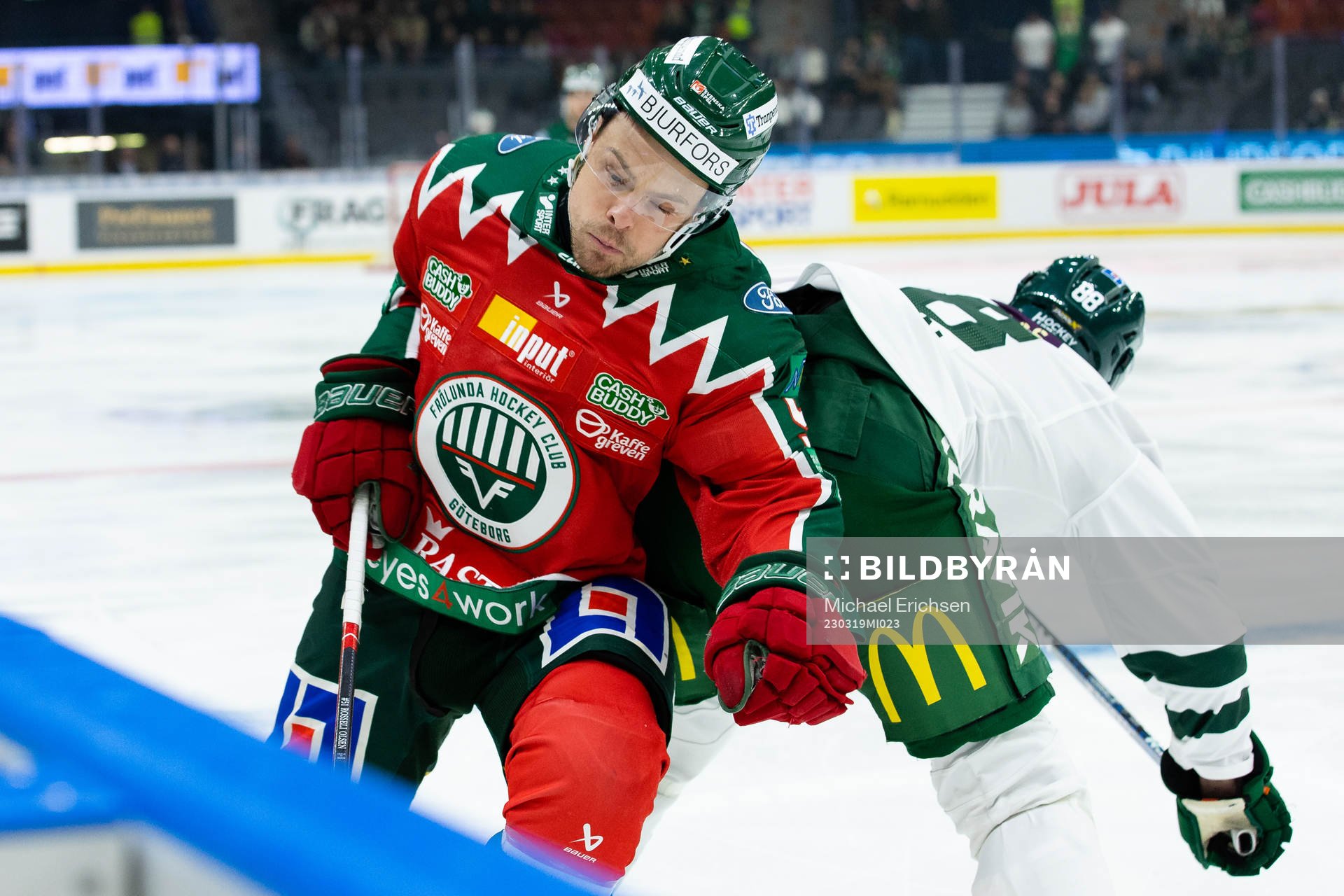Frölundas Mats Rosseli Olsen tacklas av Färjestads