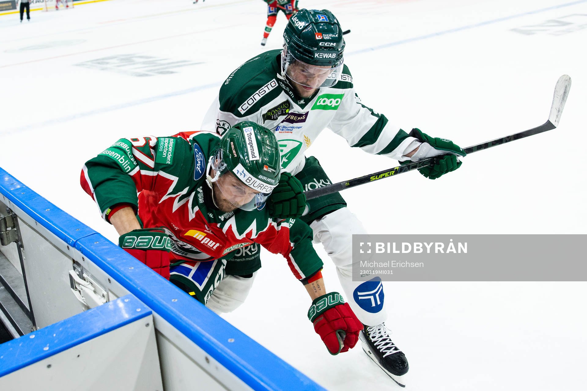 Frölundas Jacob Nilsson tacklas av Färjestads Theodor