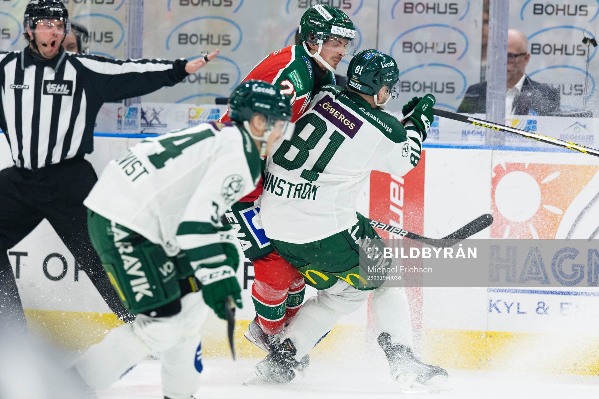 Färjestads Theodor Lennström tacklar Frölundas Loui