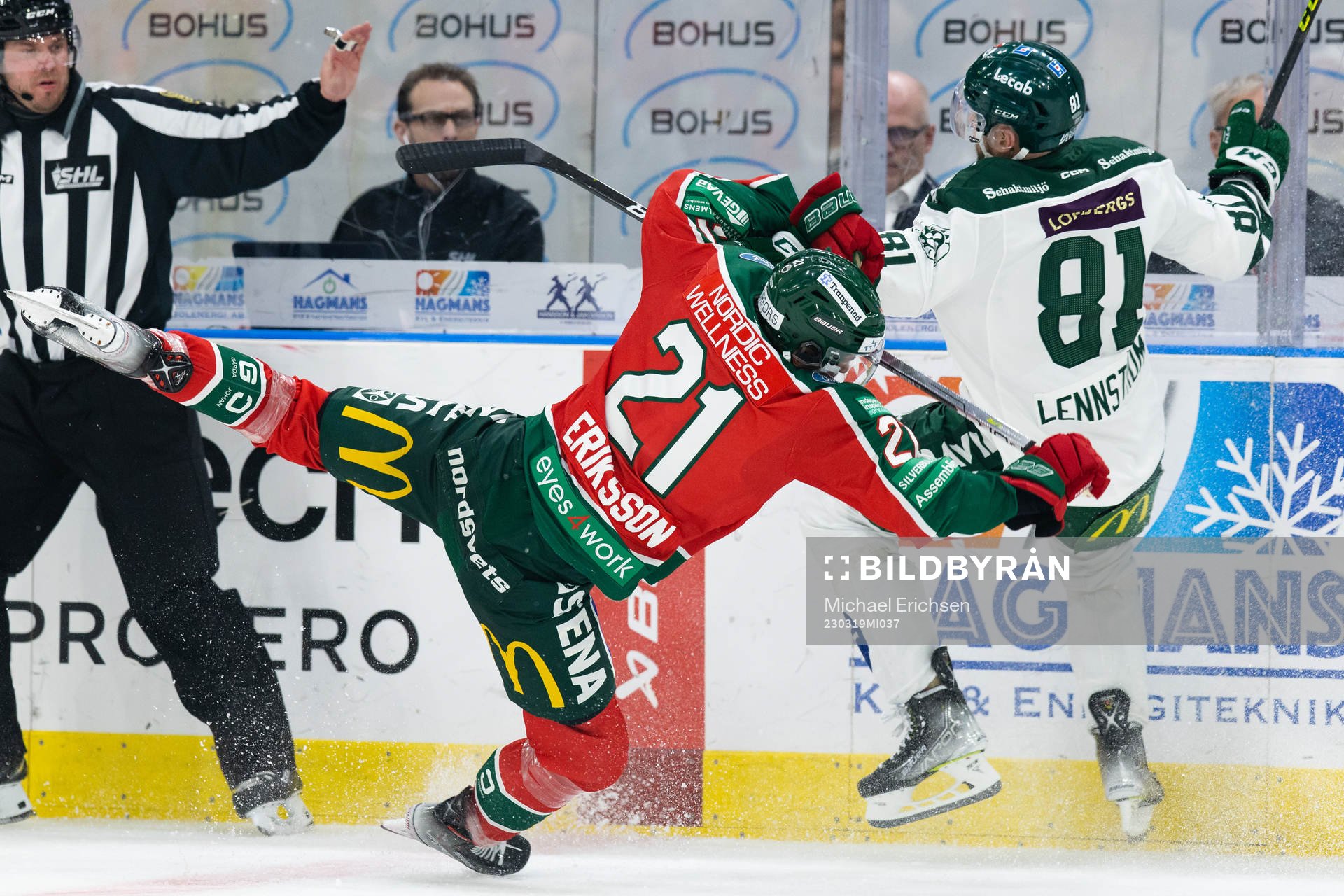 Färjestads Theodor Lennström tacklar Frölundas Loui
