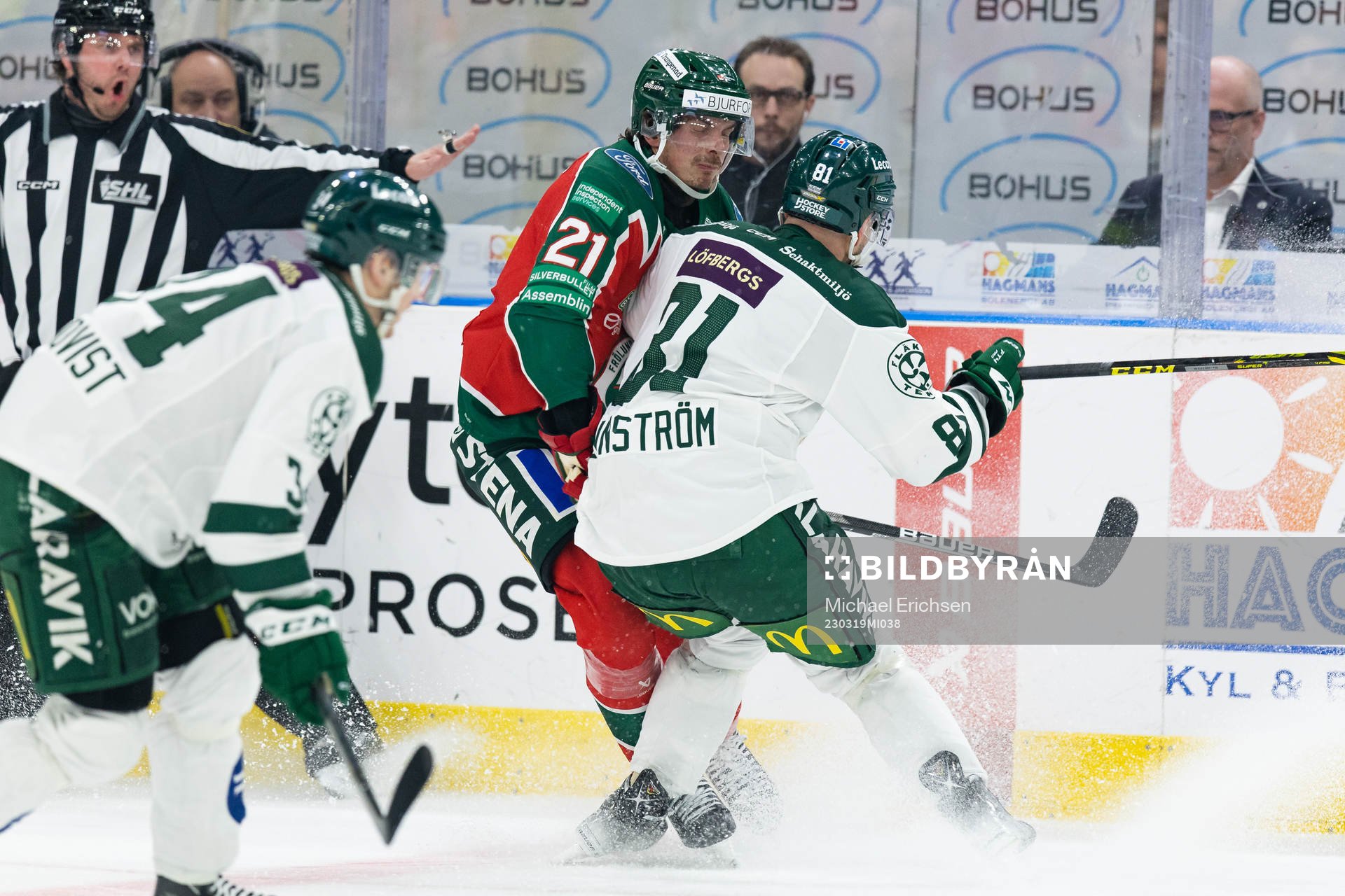 Färjestads Theodor Lennström tacklar Frölundas Loui
