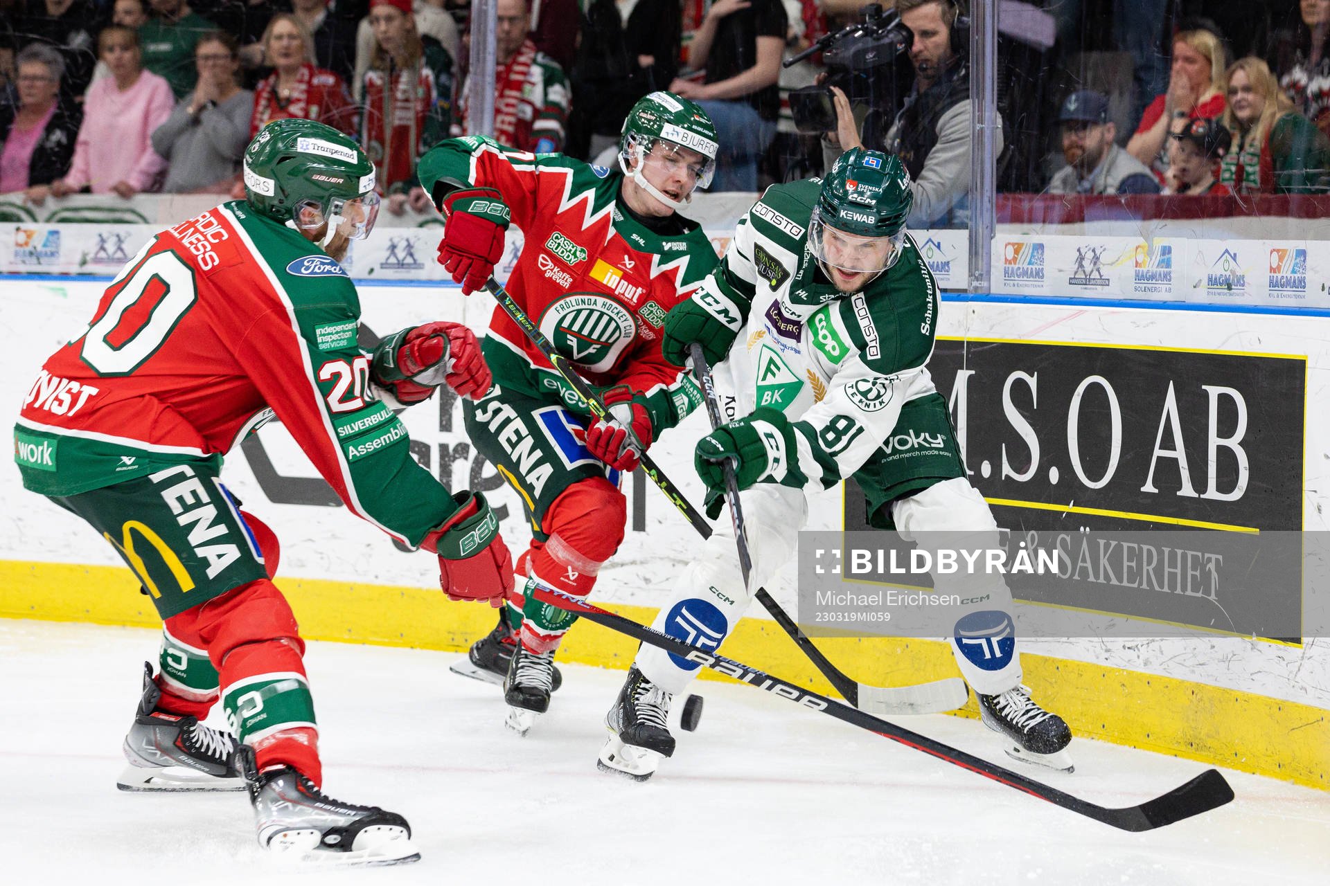 Färjestads Theodor Lennström i en kamp mot Frölundas