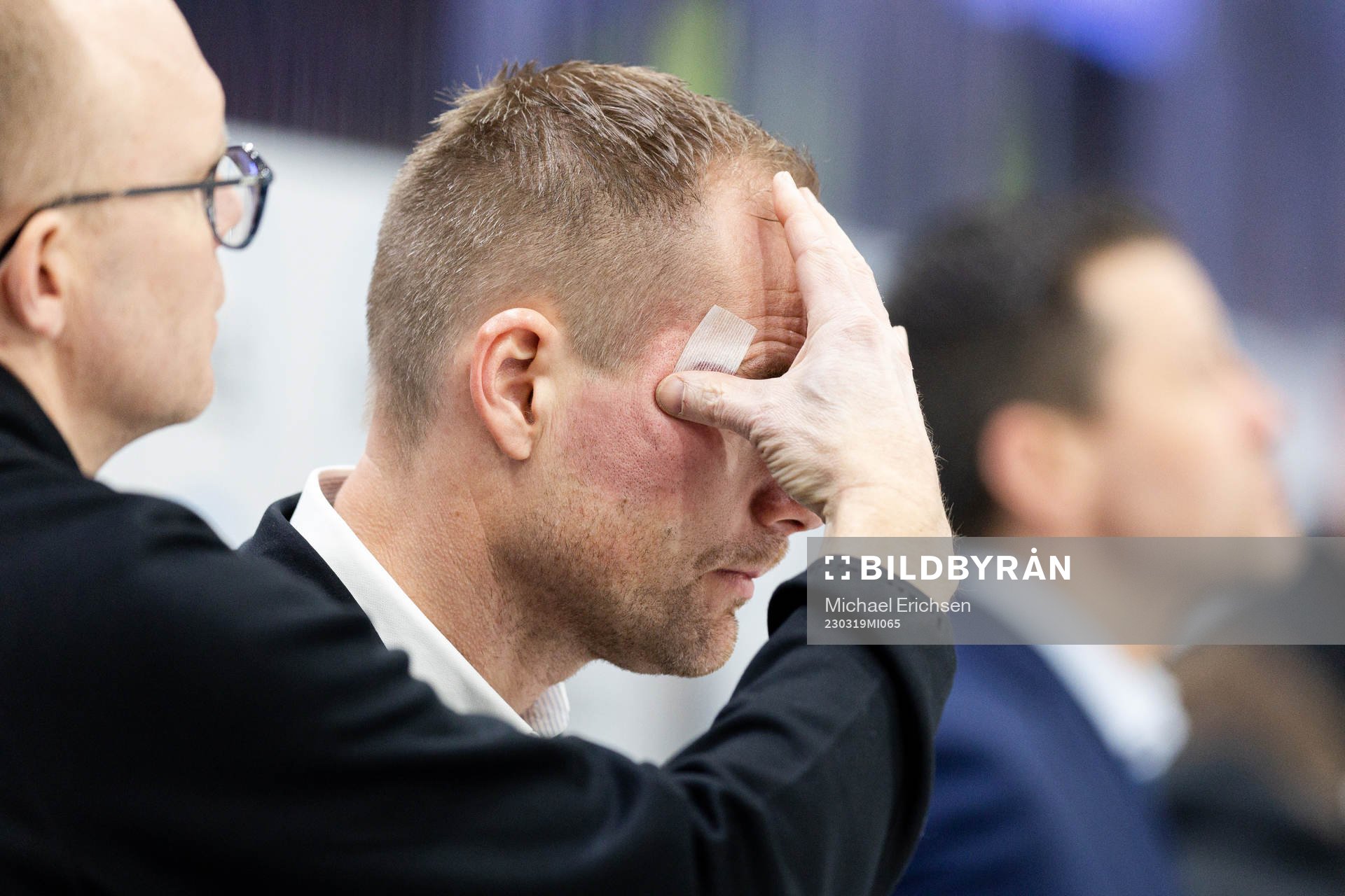 Färjestads huvudtränare Tomas Mitell får vård