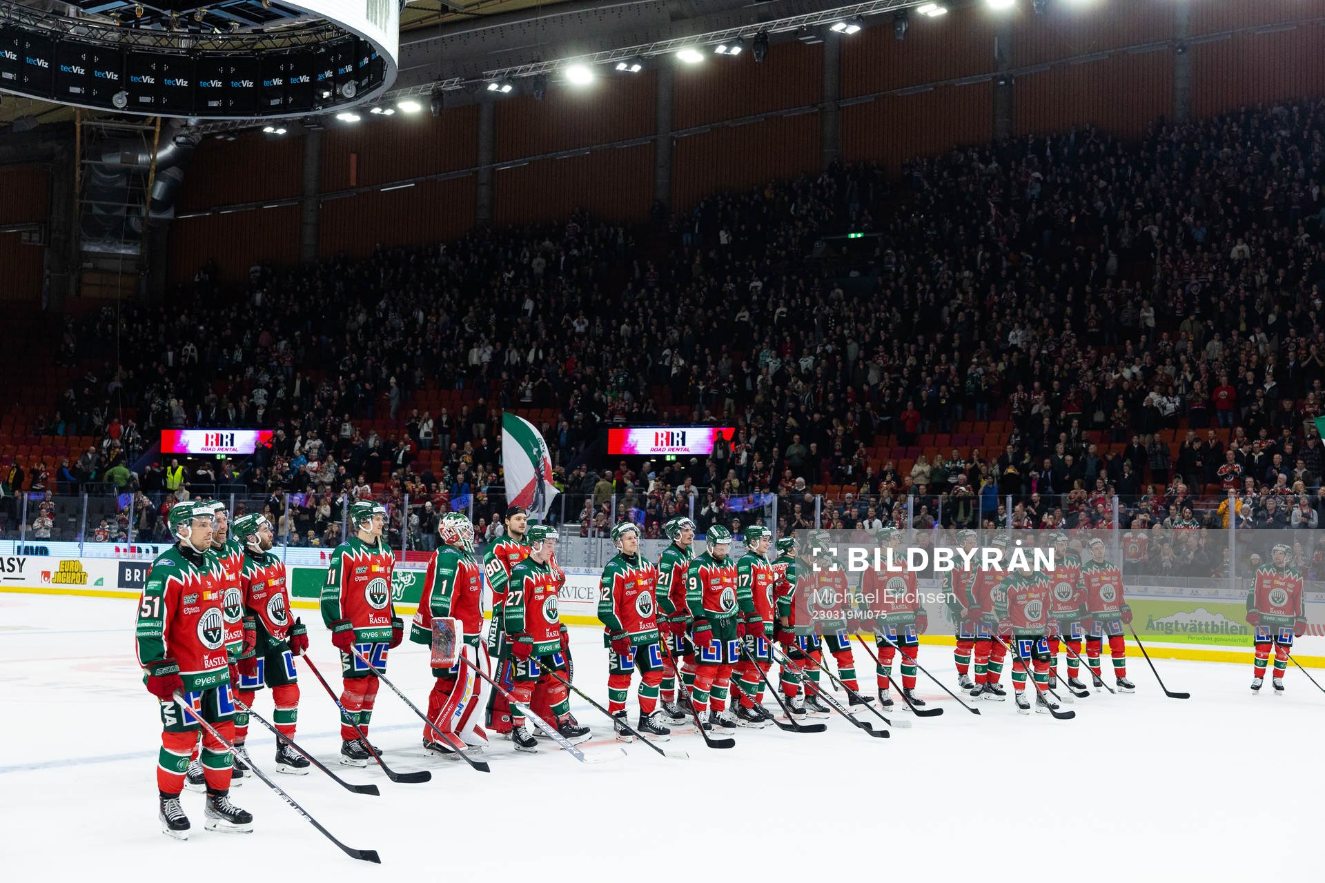 Frölundas spelare framför sin klack