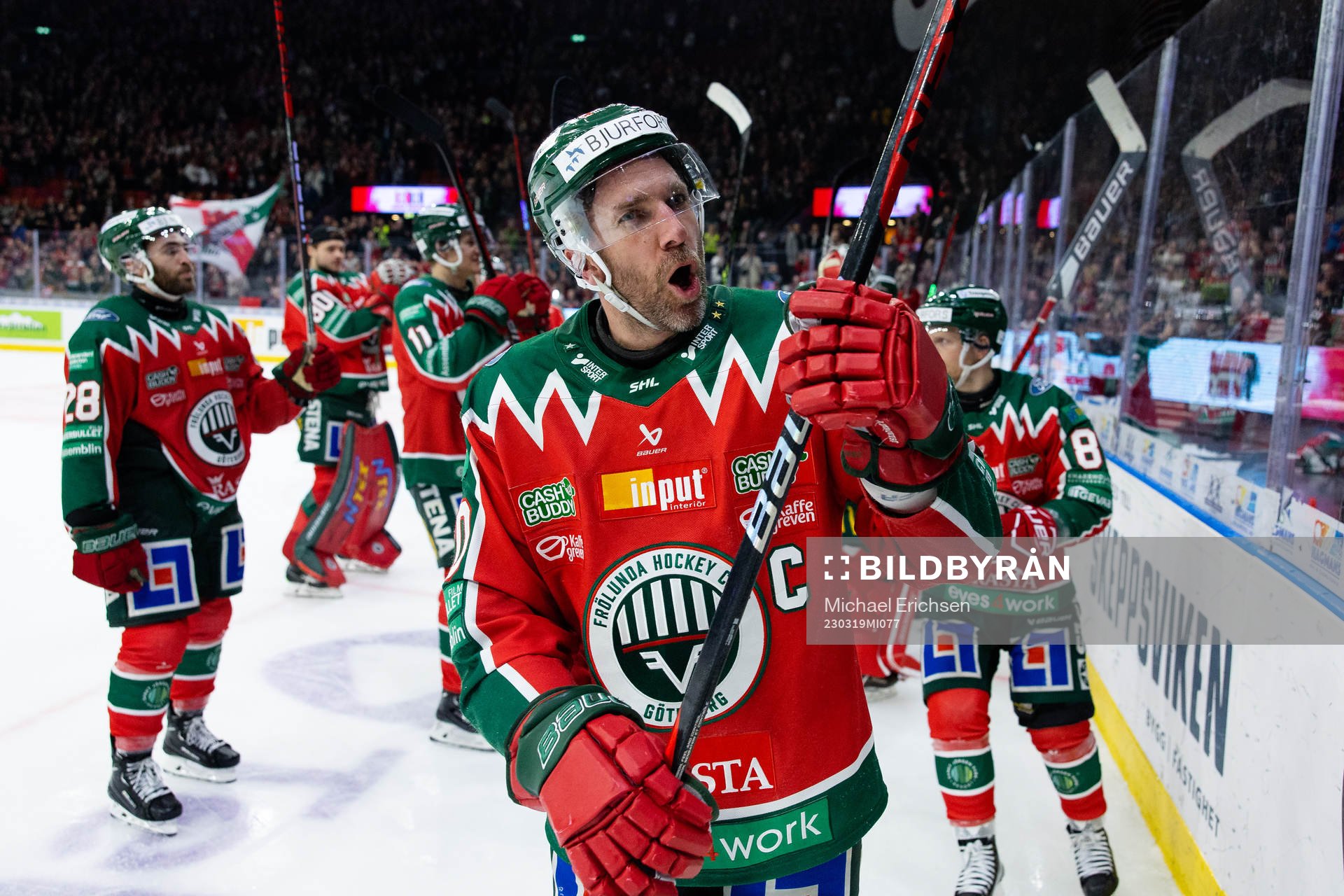Frölundas Joel Lundqvist jublar och tackar publiken